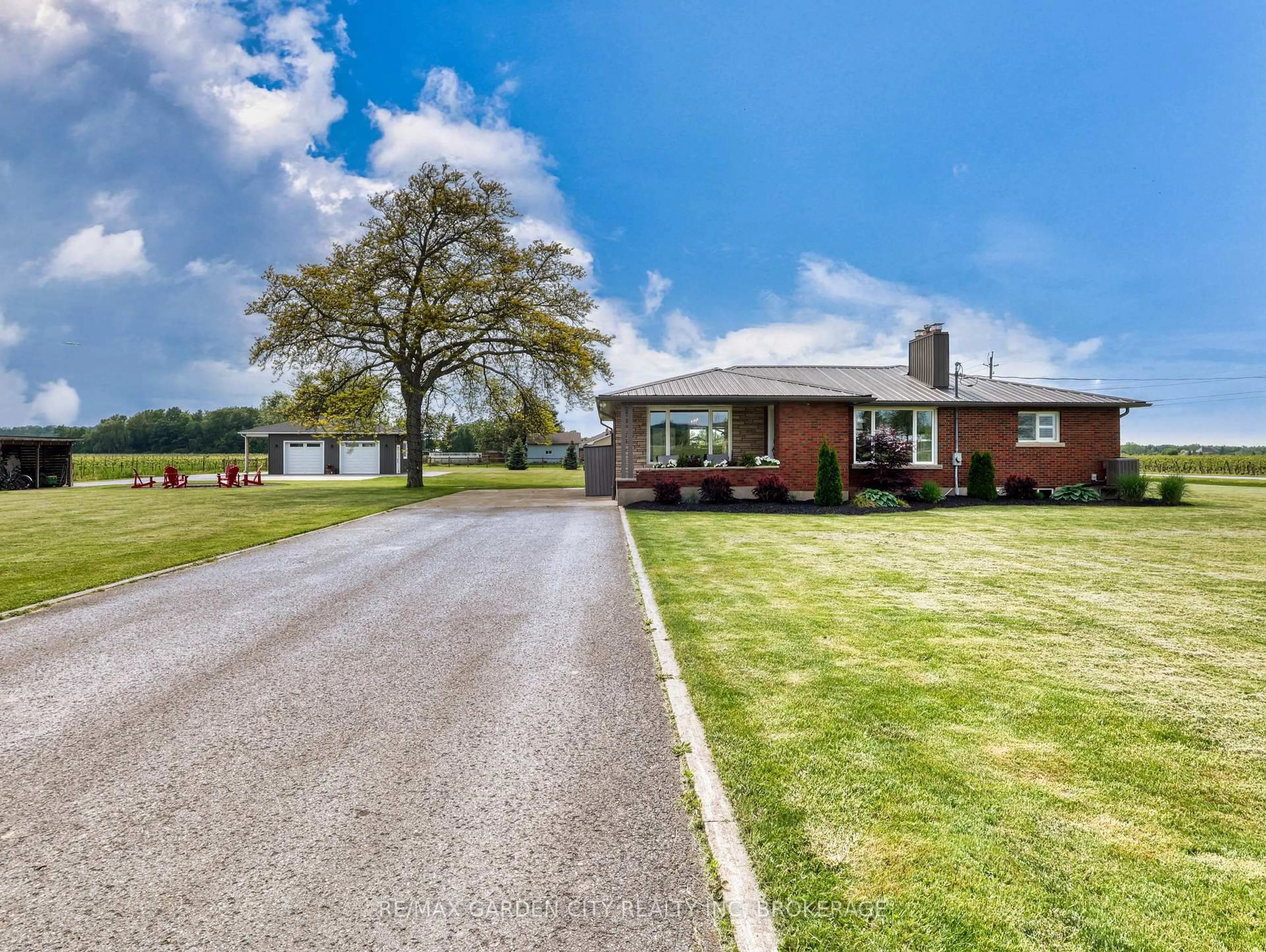 A pic from outside/outdoor area/front of a property/back of a property/a pic from drone, unknown for 2783 Third St, St. Catharines Ontario L2R 6P7