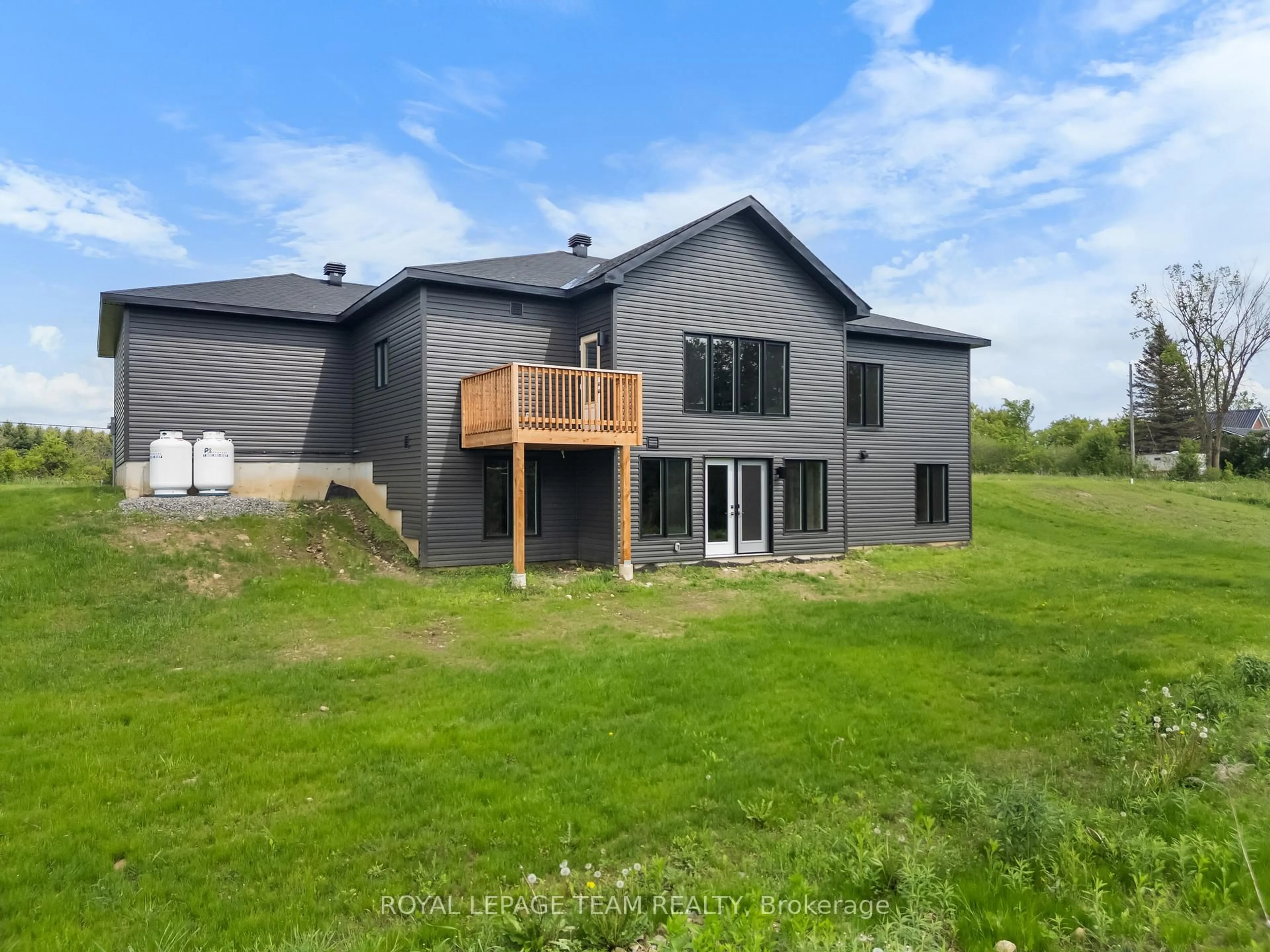 A pic from outside/outdoor area/front of a property/back of a property/a pic from drone, building for 465 Pioneer Rd, Merrickville-Wolford Ontario K0G 1N0