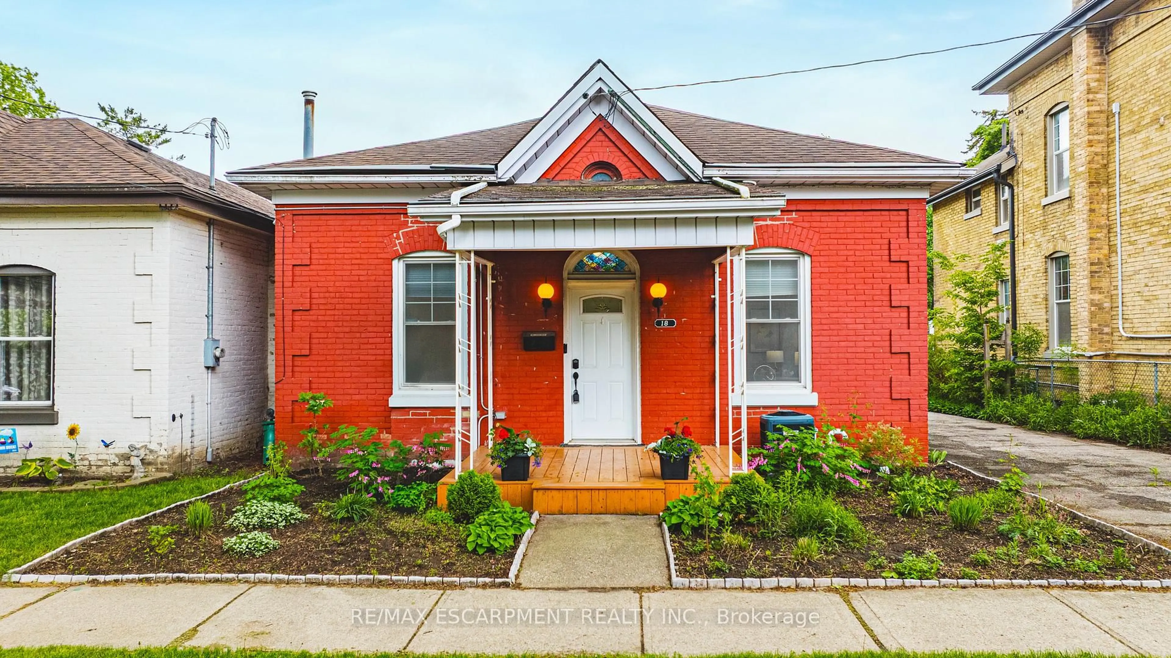 Home with brick exterior material, street for 18 DUKE St, Brantford Ontario N3T 3T3