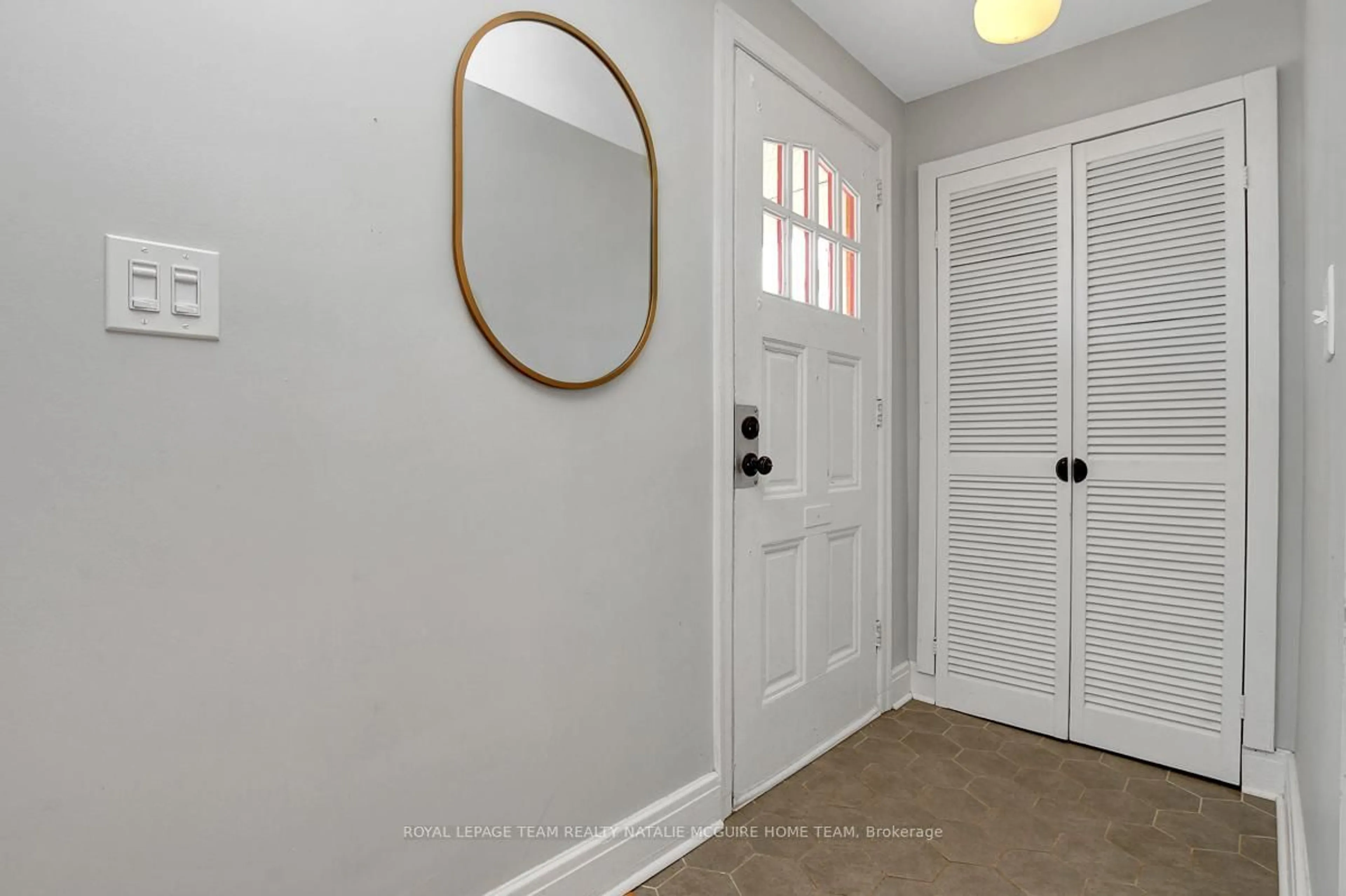 Indoor entryway for 300 Oakdale Ave, Ottawa Ontario K1Y 0E4
