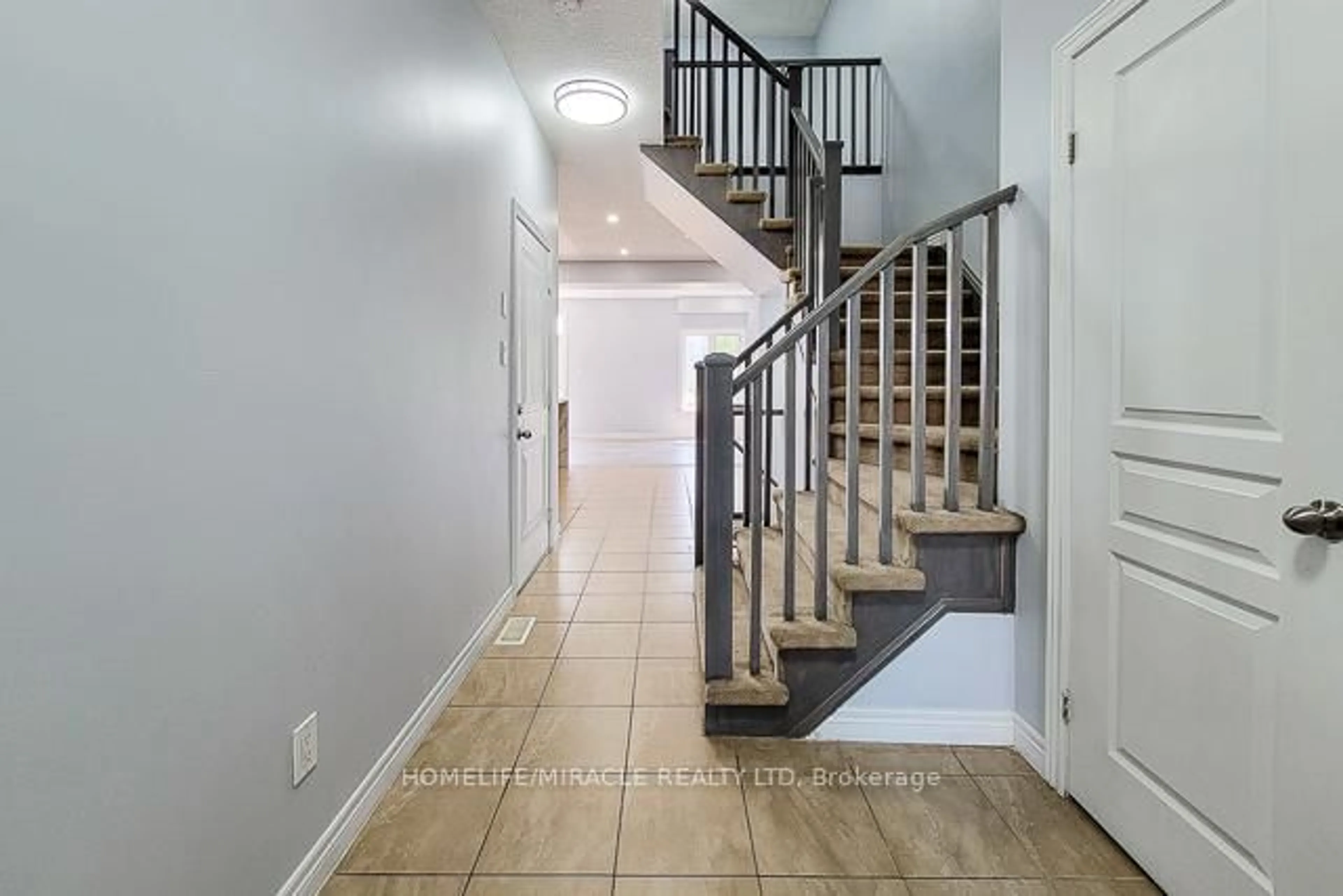 Indoor foyer for 77 Highgate Dr, Hamilton Ontario L8J 0C2