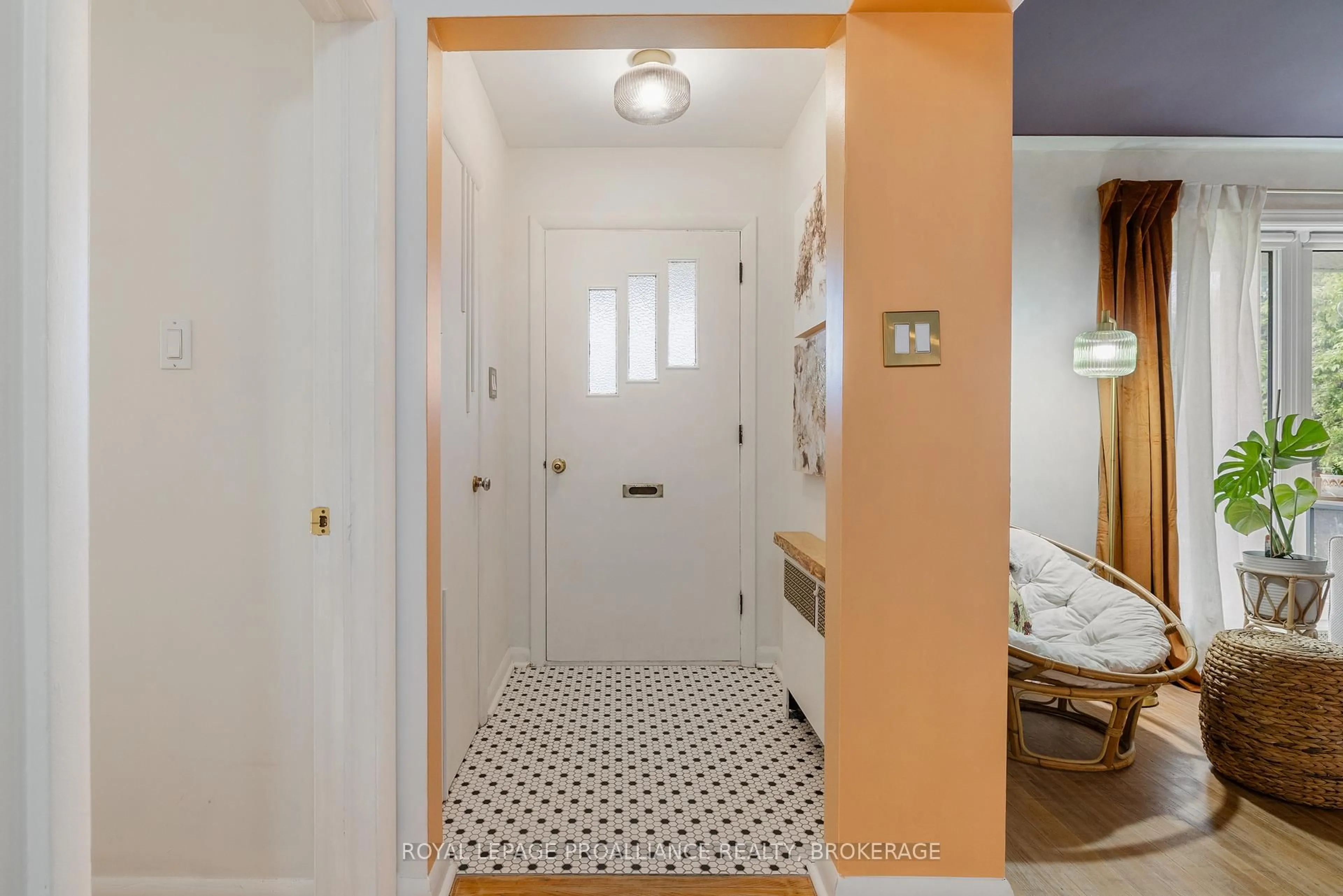 Indoor entryway for 209 McMahon Ave, Kingston Ontario K7M 3H3