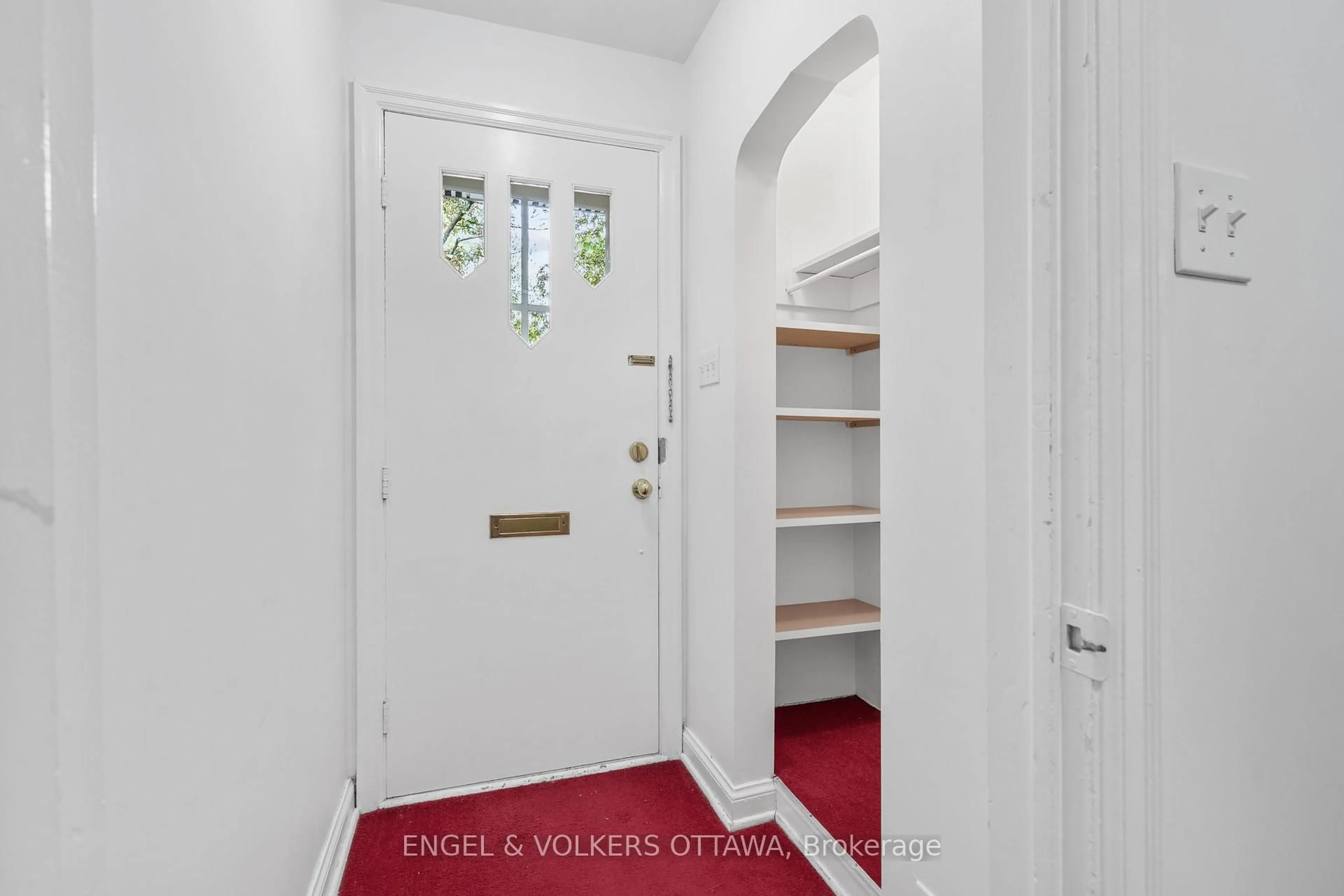Indoor entryway for 38 Glencairn Ave, Ottawa Ontario K1S 1M6