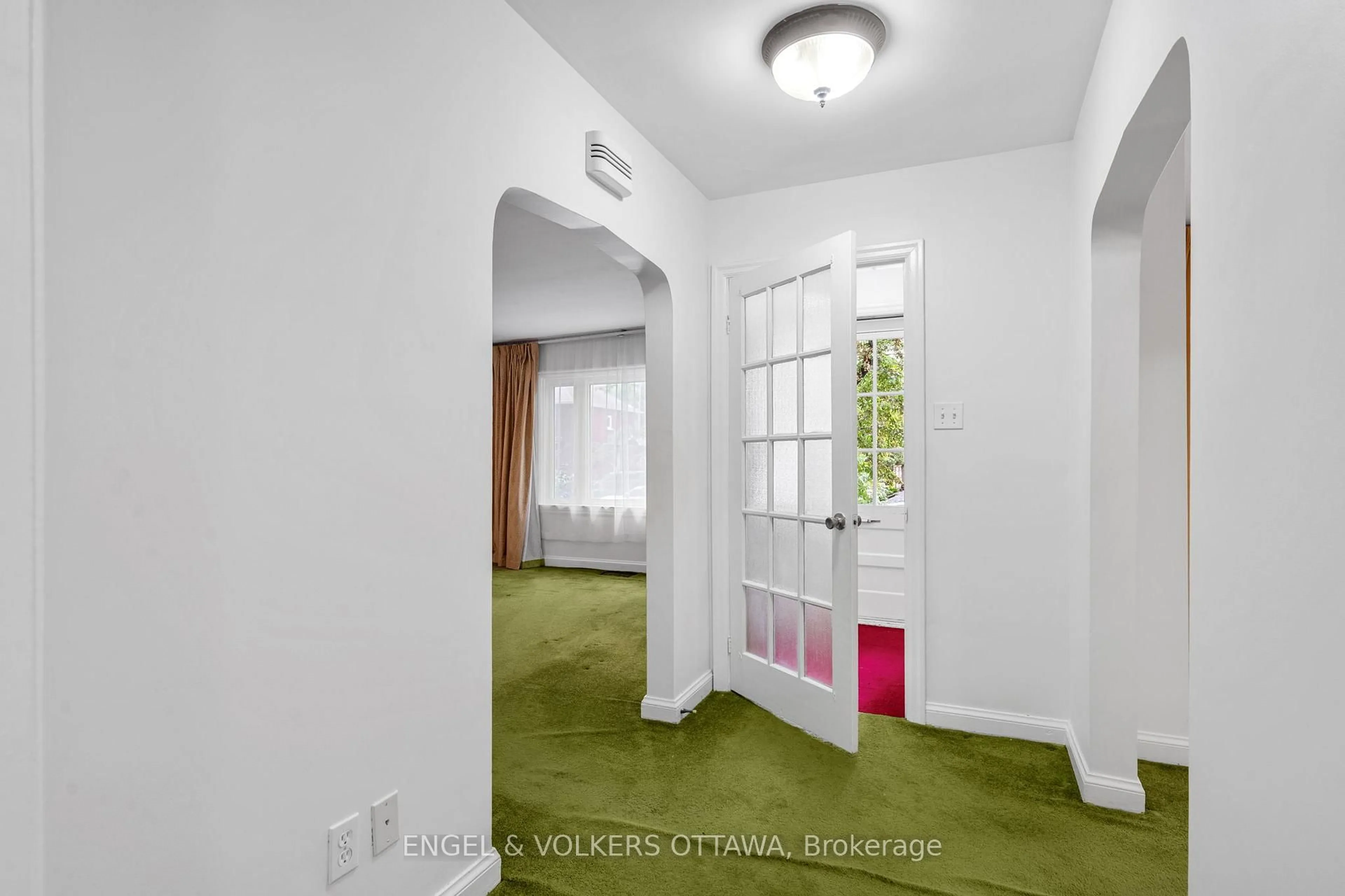 Indoor foyer for 38 Glencairn Ave, Ottawa Ontario K1S 1M6