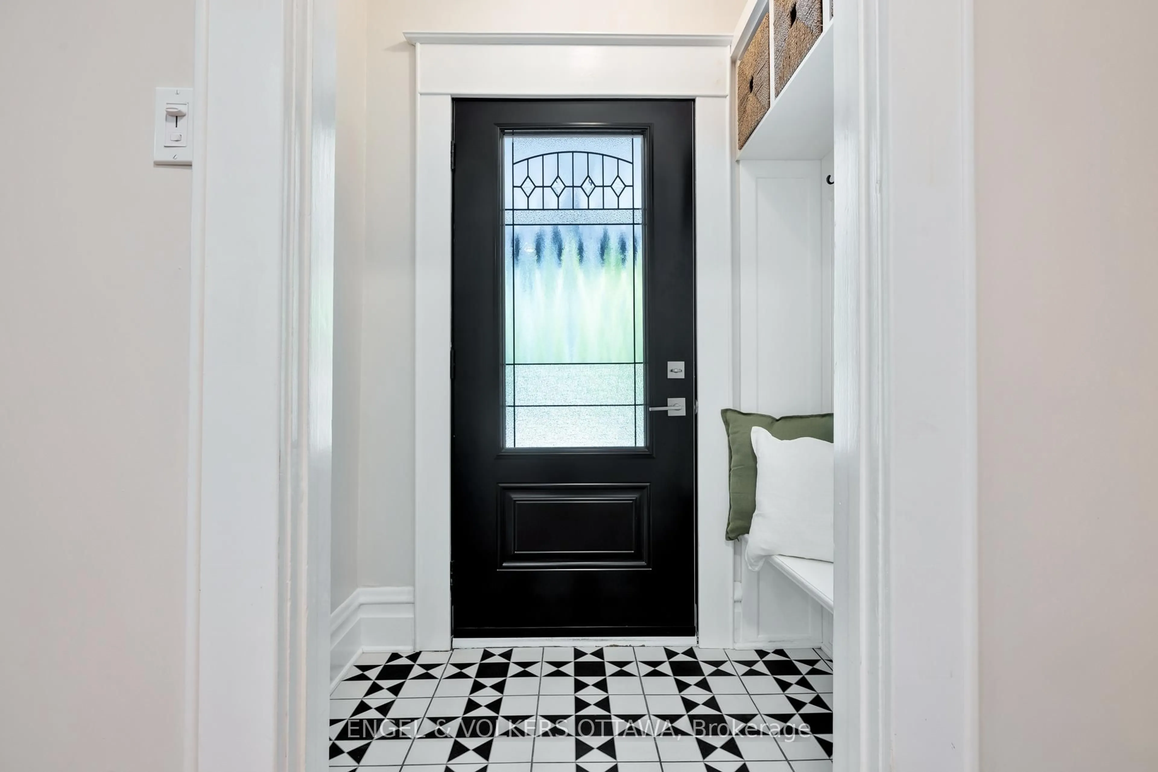 Indoor entryway for 407 Third Ave, Ottawa Ontario K1S 2K6