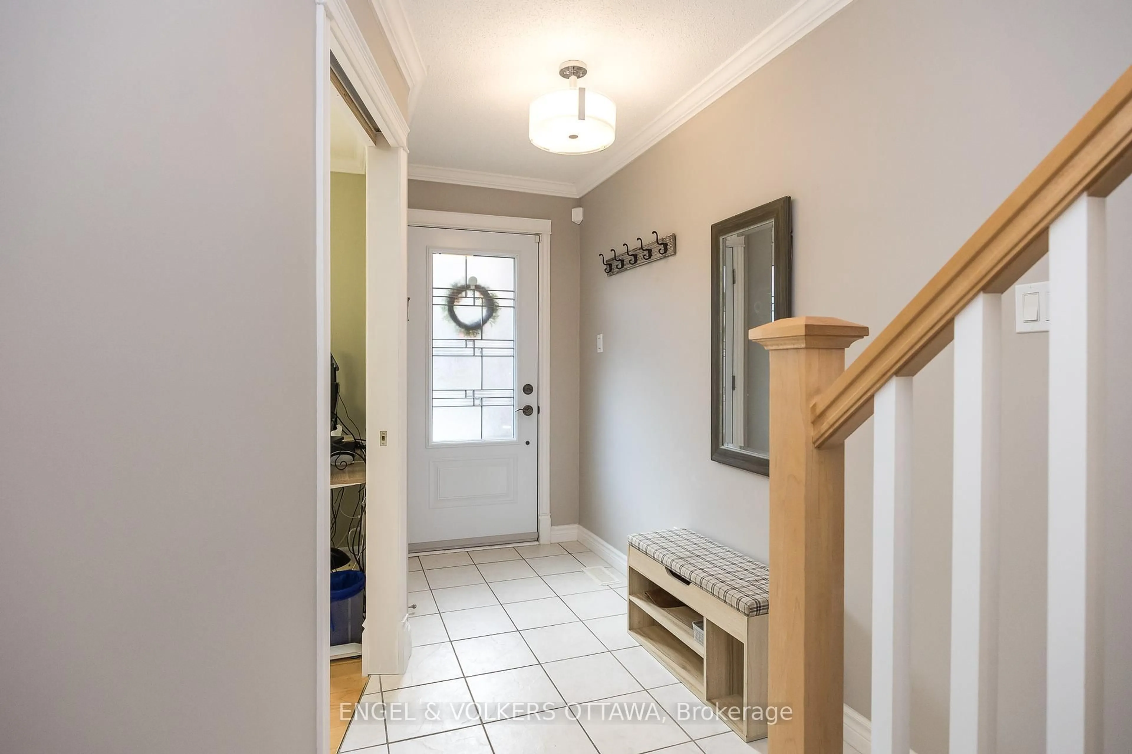 Indoor entryway for 5 Carraway Private, Ottawa Ontario K1S 5S3