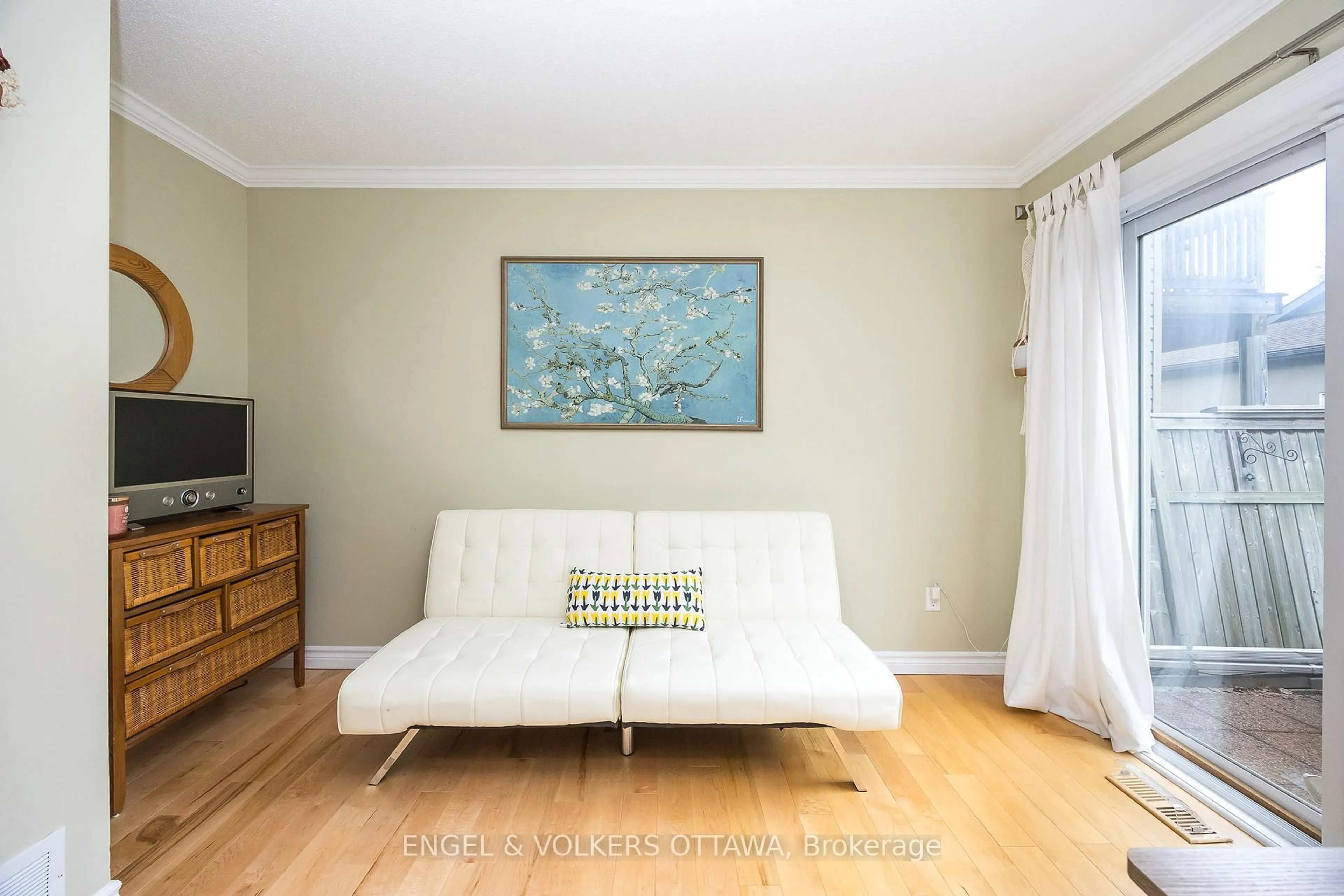 Living room with furniture, wood/laminate floor for 5 Carraway Private, Ottawa Ontario K1S 5S3