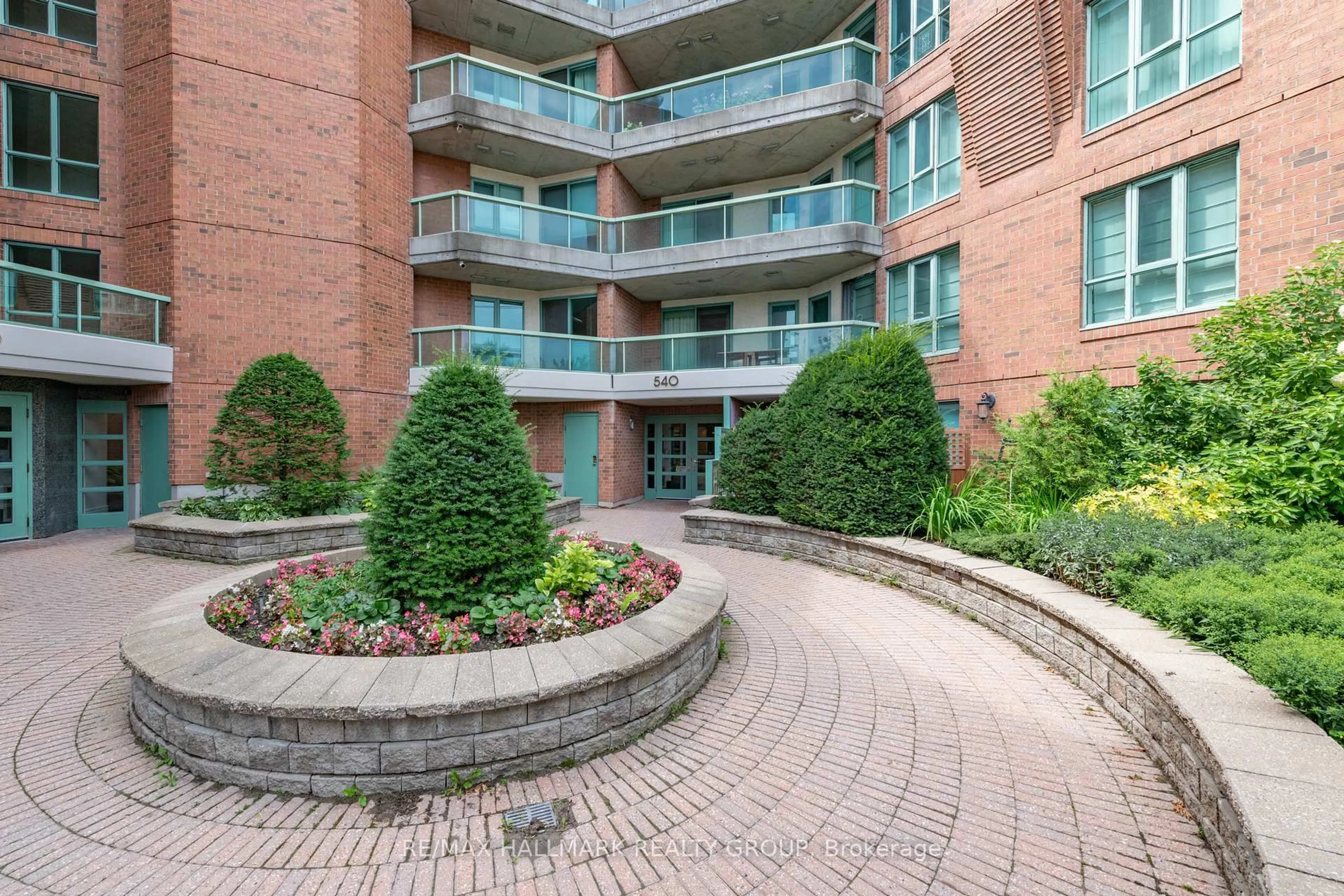 Patio, building for 540 Cambridge St #110, Ottawa Ontario K1S 5M7