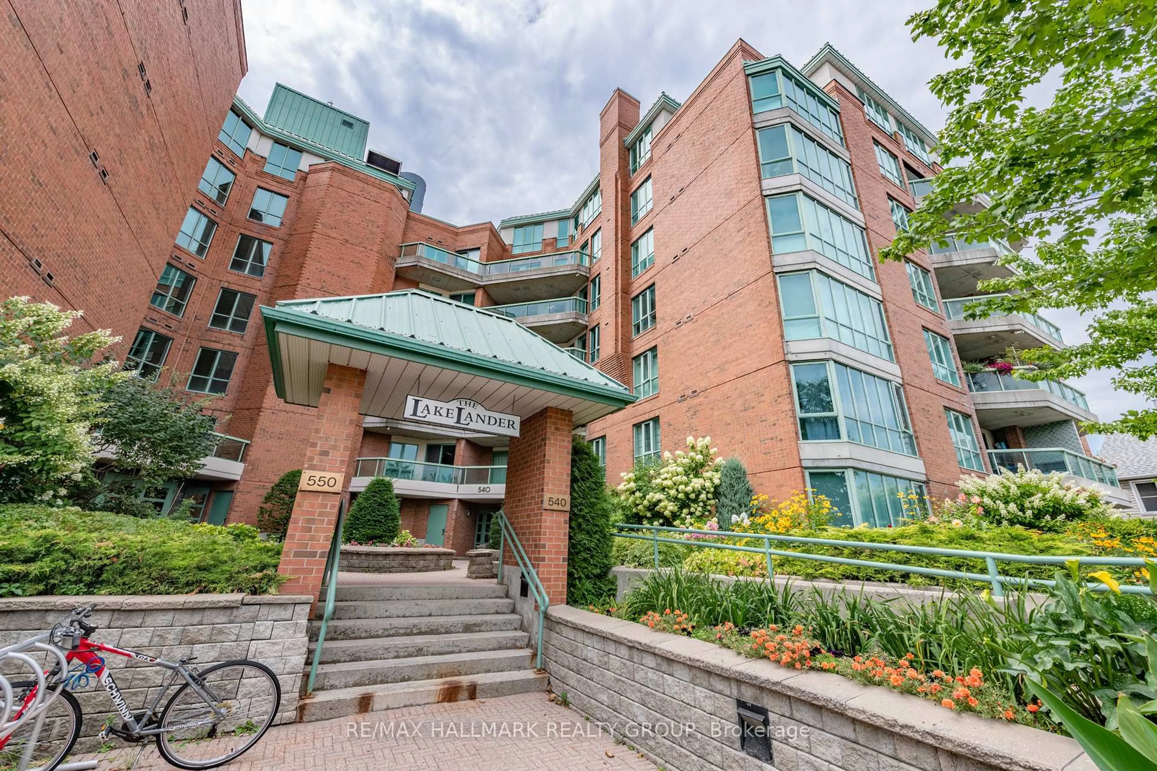 Indoor foyer for 540 Cambridge St #110, Ottawa Ontario K1S 5M7