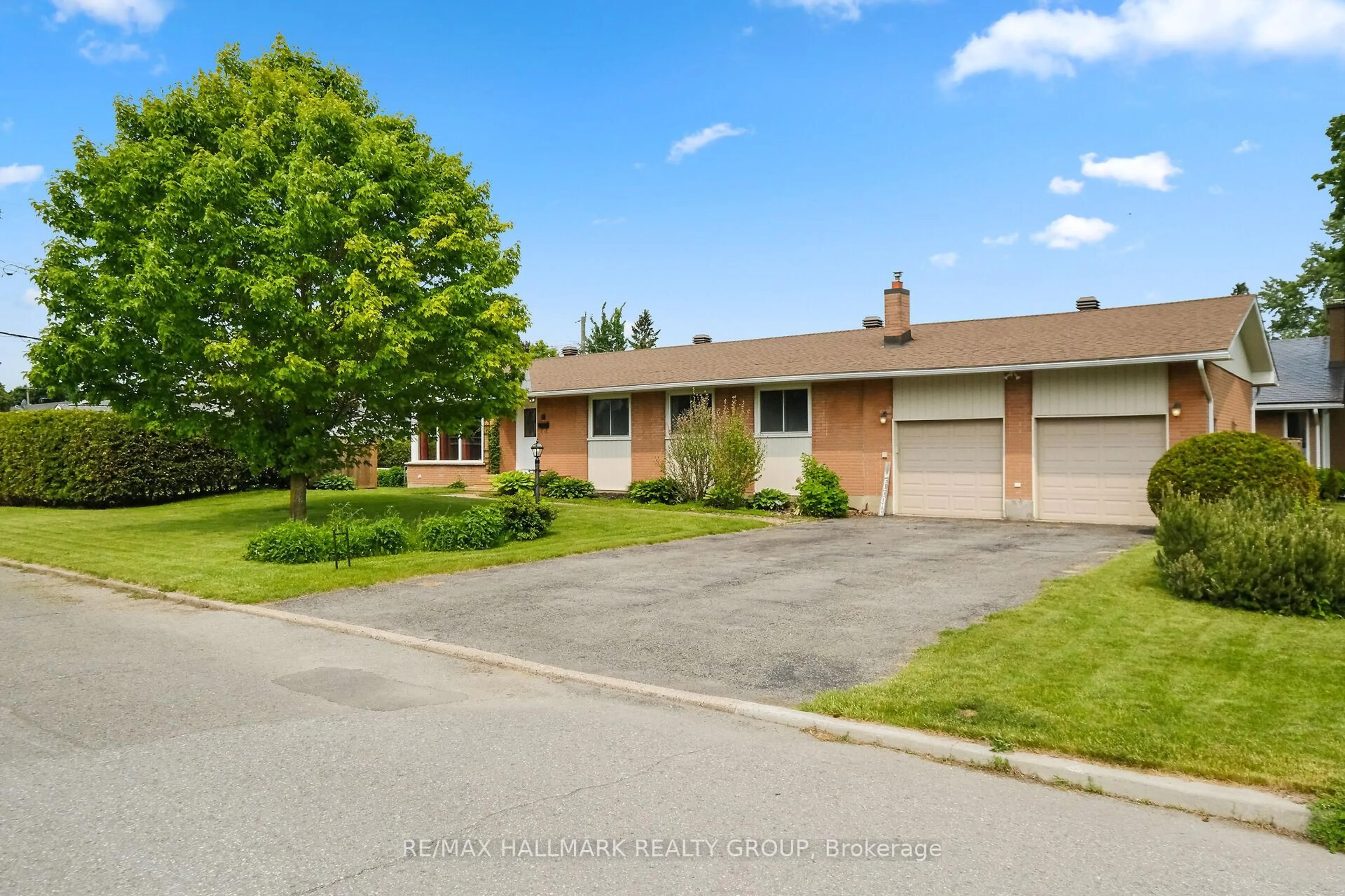 A pic from outside/outdoor area/front of a property/back of a property/a pic from drone, street for 21 Gary Ave, Ottawa Ontario K2G 3L2