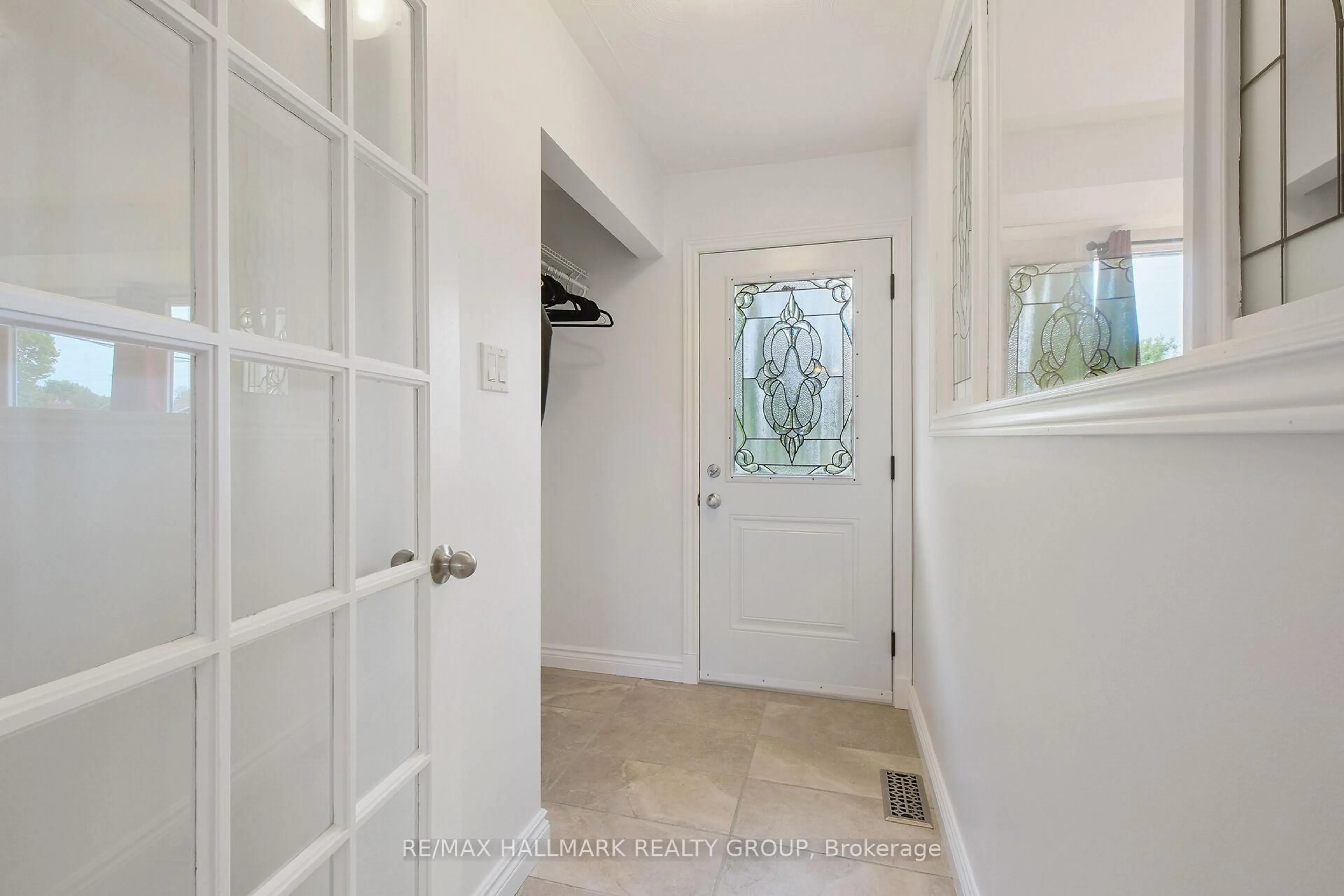 Indoor entryway for 21 Gary Ave, Ottawa Ontario K2G 3L2