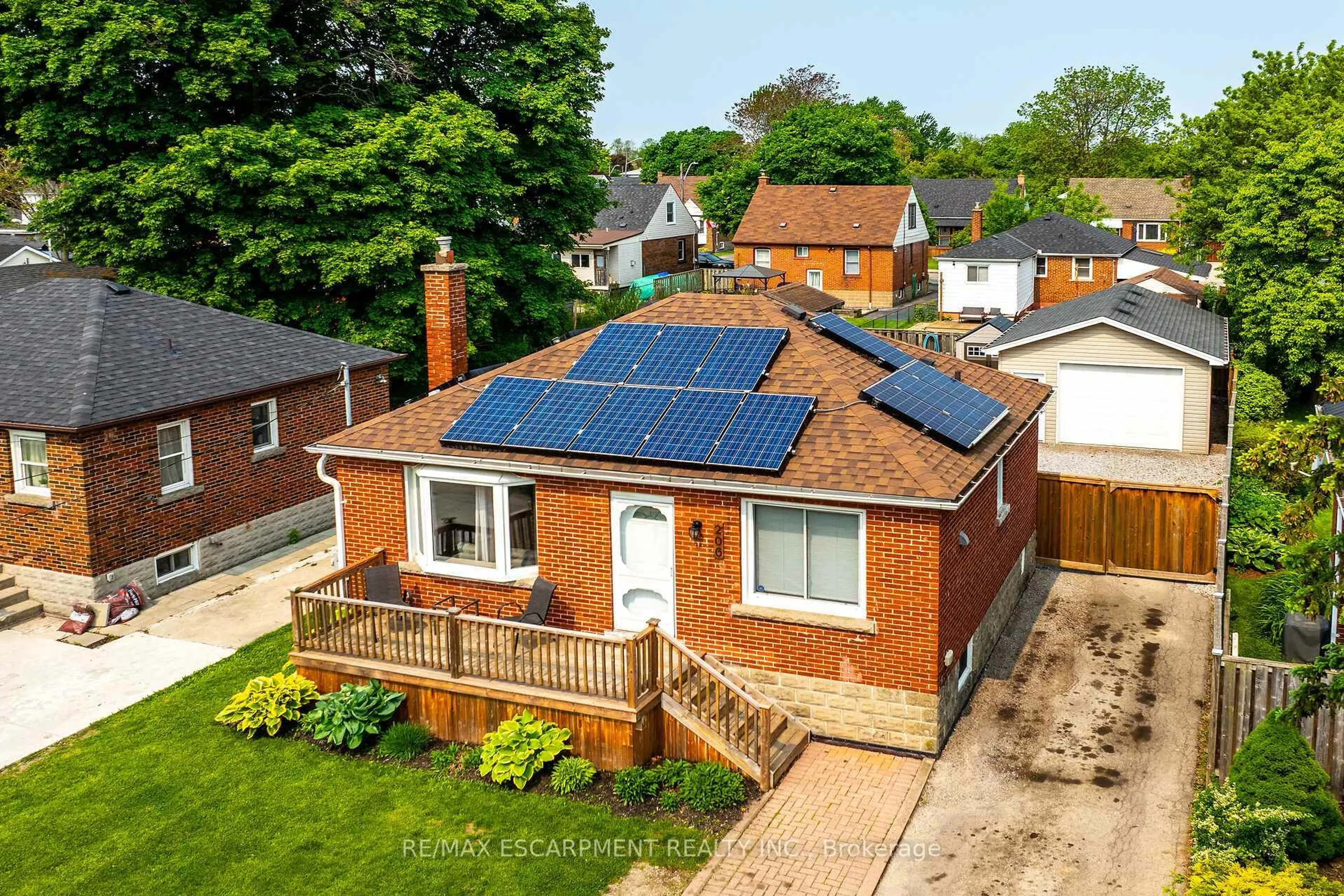A pic from outside/outdoor area/front of a property/back of a property/a pic from drone, street for 206 East 15th St, Hamilton Ontario L9A 4G2
