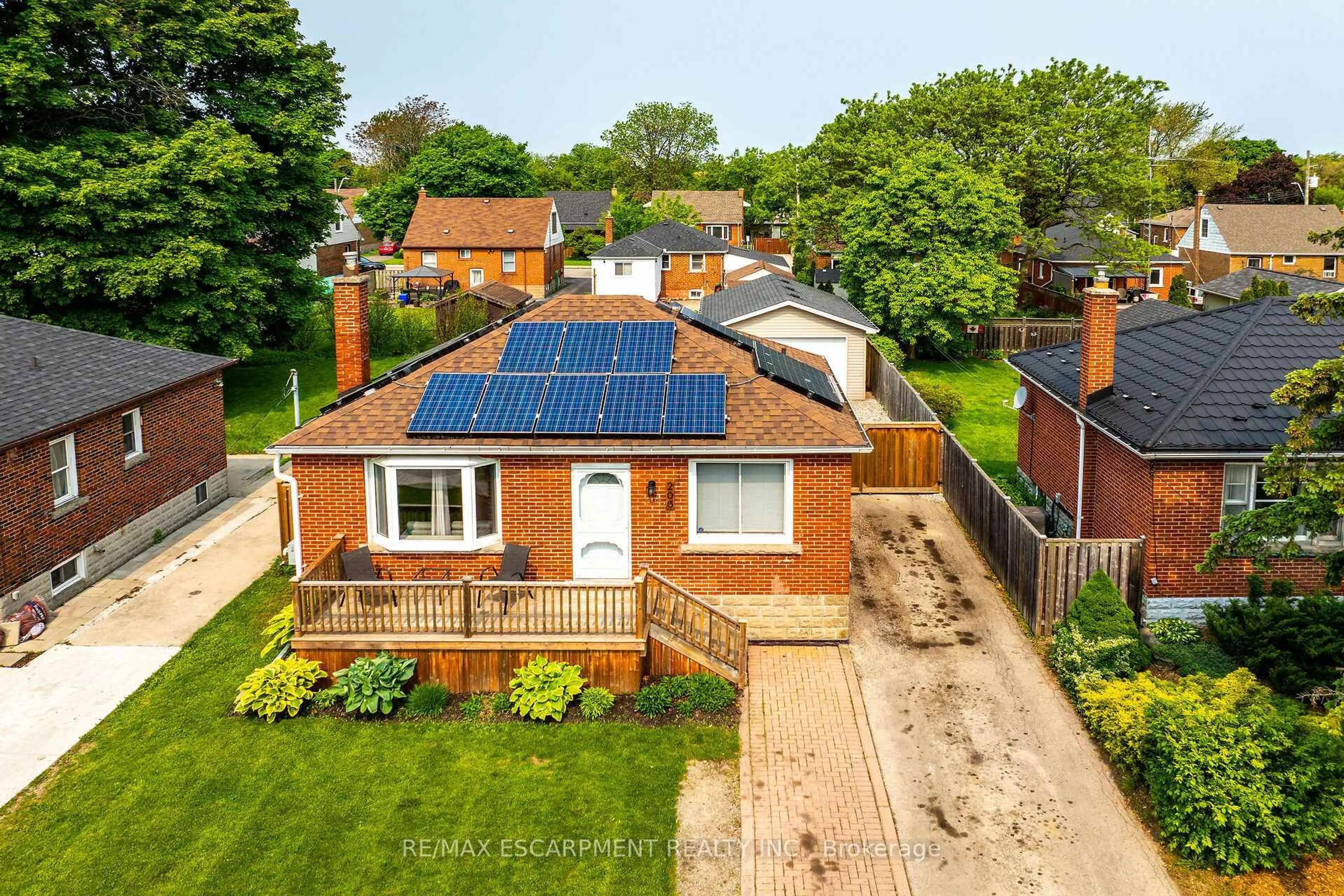 A pic from outside/outdoor area/front of a property/back of a property/a pic from drone, street for 206 East 15th St, Hamilton Ontario L9A 4G2