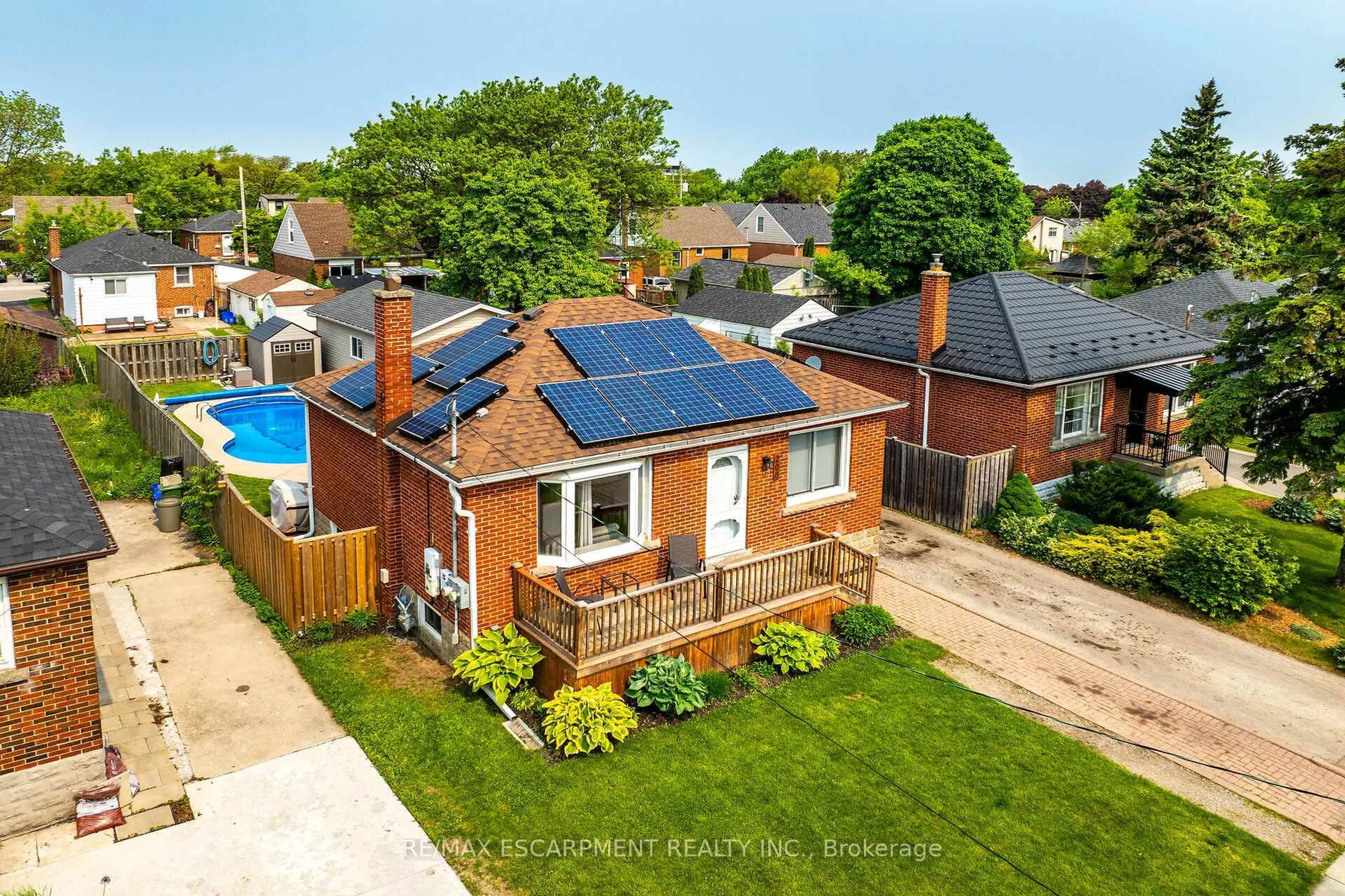 A pic from outside/outdoor area/front of a property/back of a property/a pic from drone, street for 206 East 15th St, Hamilton Ontario L9A 4G2