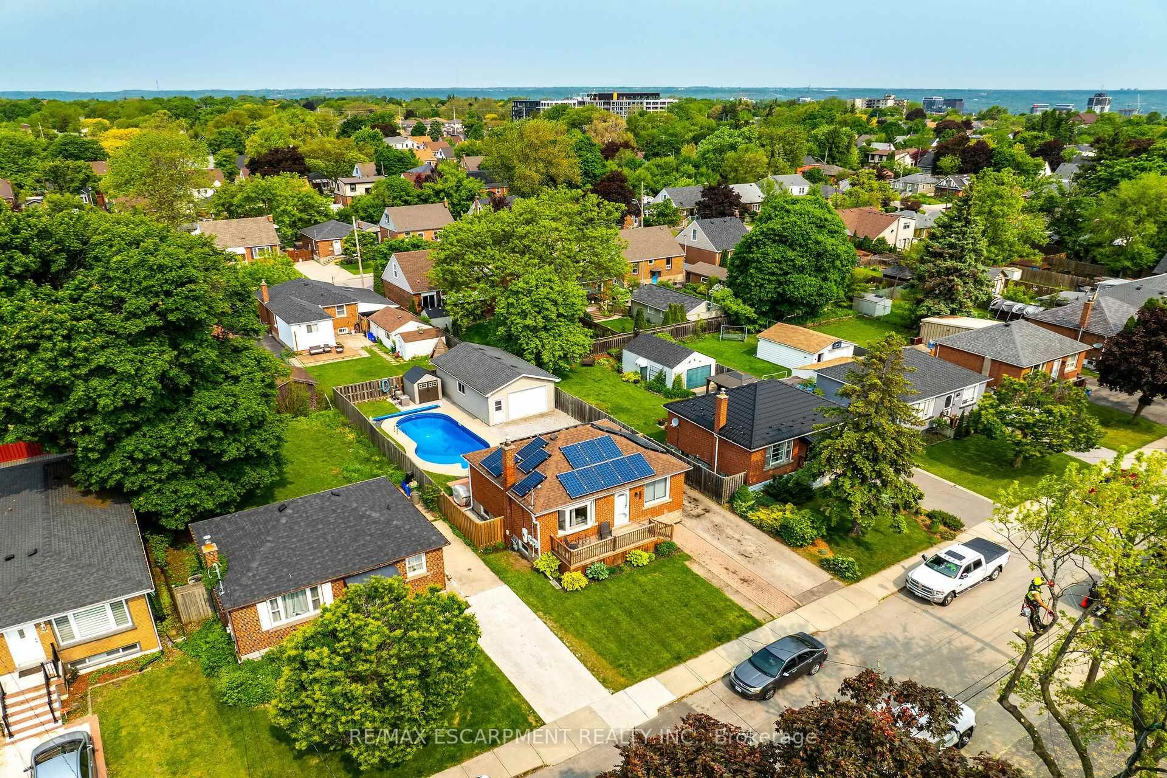 A pic from outside/outdoor area/front of a property/back of a property/a pic from drone, street for 206 East 15th St, Hamilton Ontario L9A 4G2