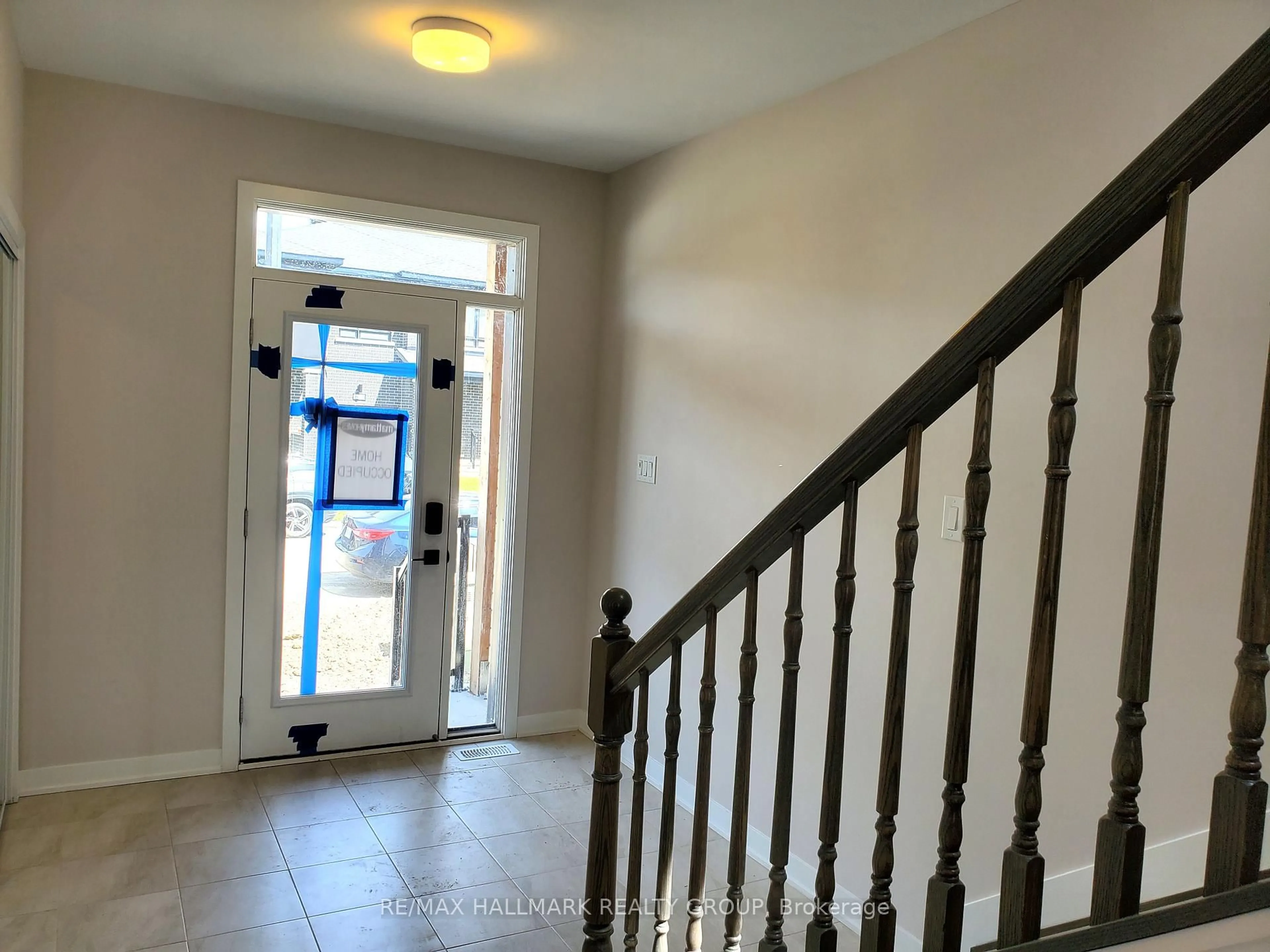 Indoor entryway for 610 Fenwick Way, Ottawa Ontario K2J 7E5