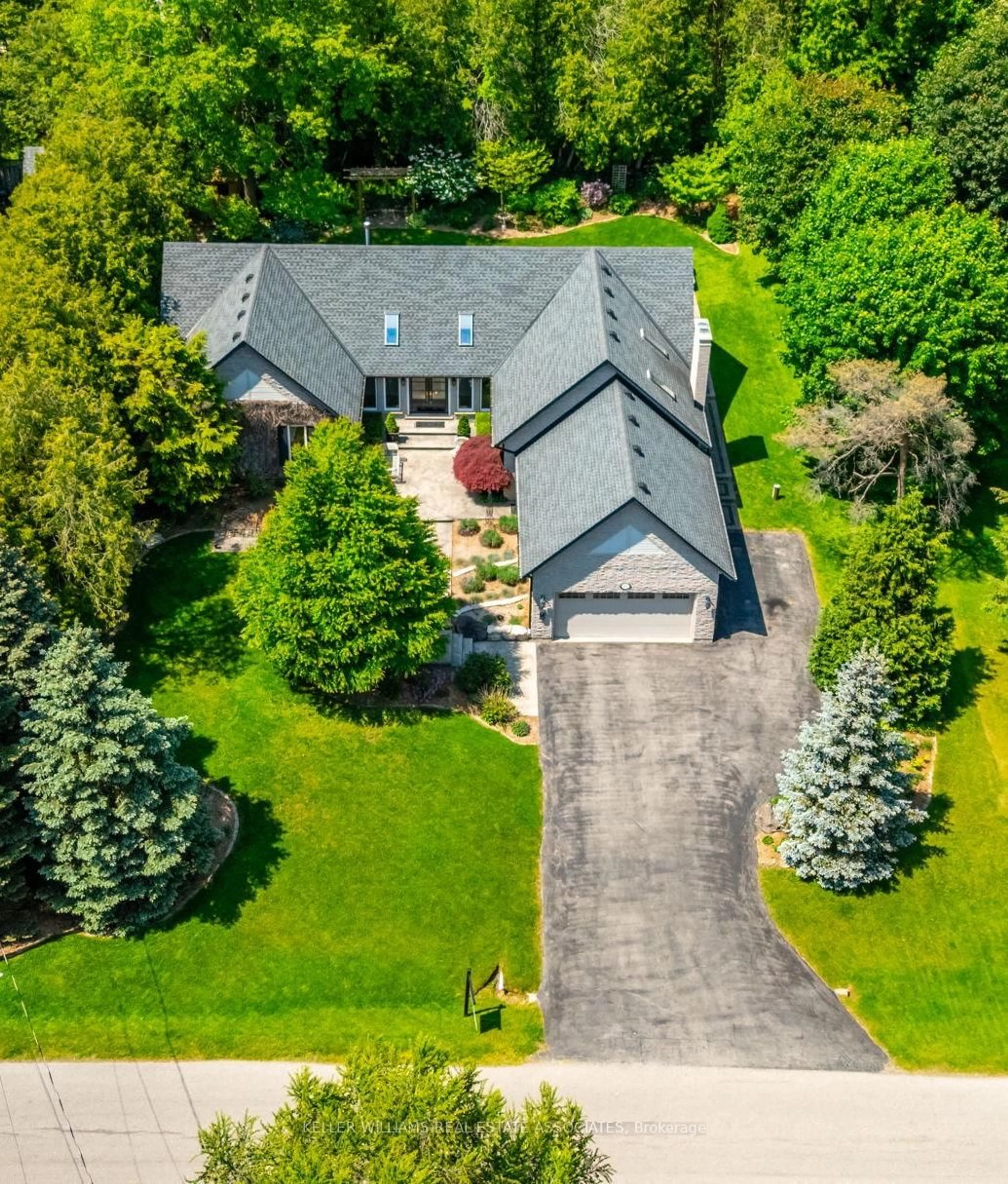 A pic from outside/outdoor area/front of a property/back of a property/a pic from drone, street for 65 Maple Ave, Hamilton Ontario L9H 4W6