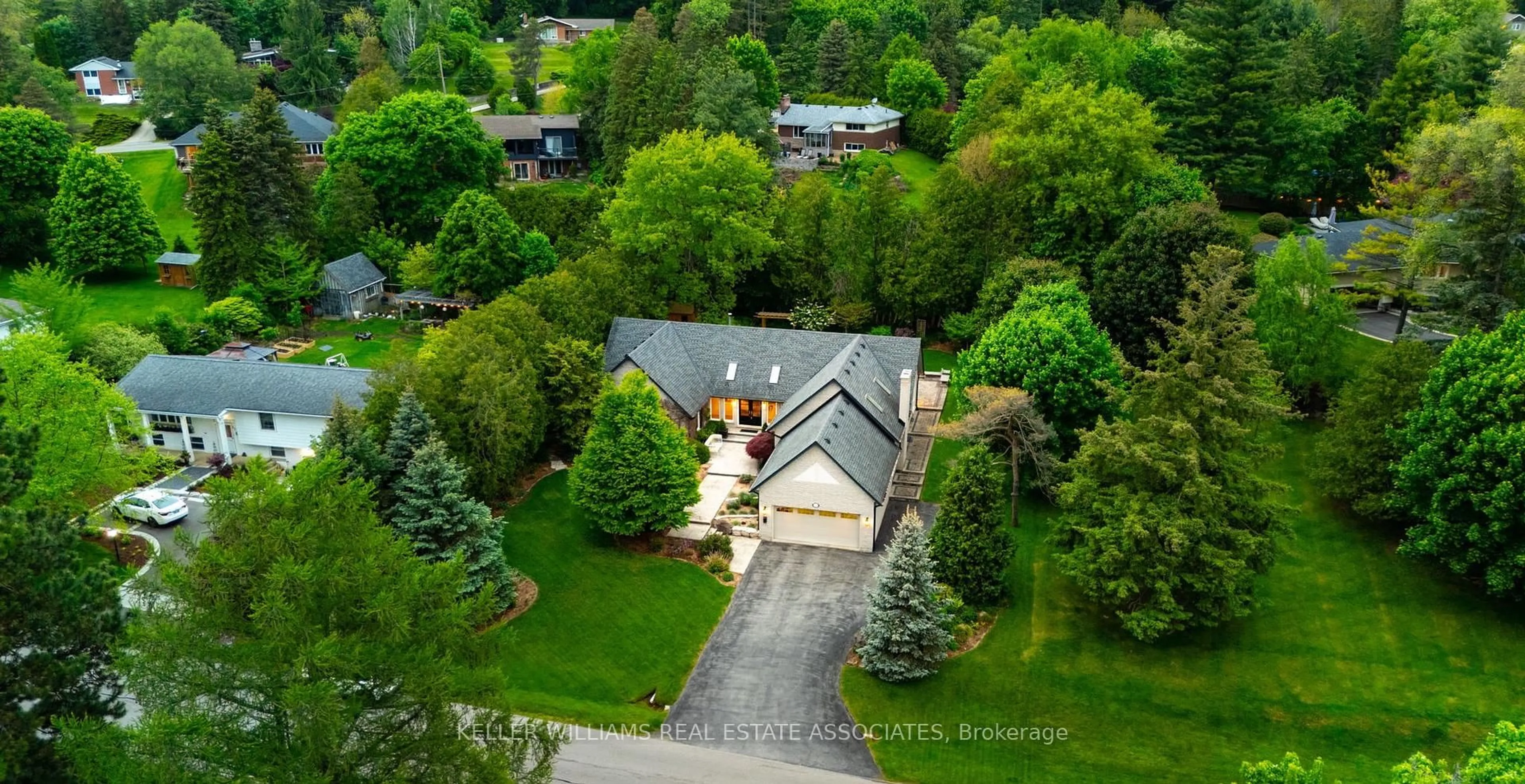 A pic from outside/outdoor area/front of a property/back of a property/a pic from drone, street for 65 Maple Ave, Hamilton Ontario L9H 4W6