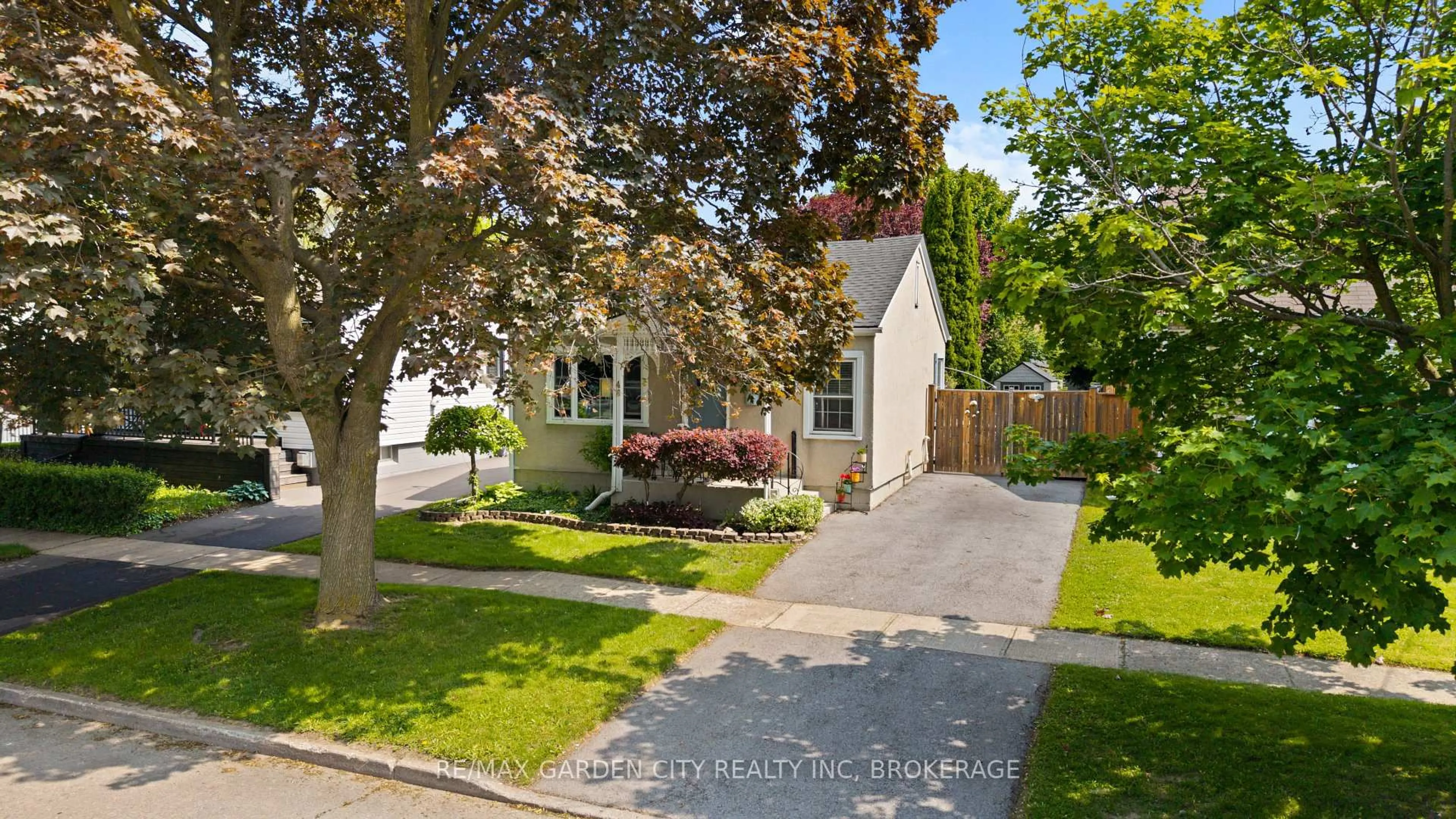 A pic from outside/outdoor area/front of a property/back of a property/a pic from drone, street for 48 Doncaster Blvd, St. Catharines Ontario L2N 1Y5