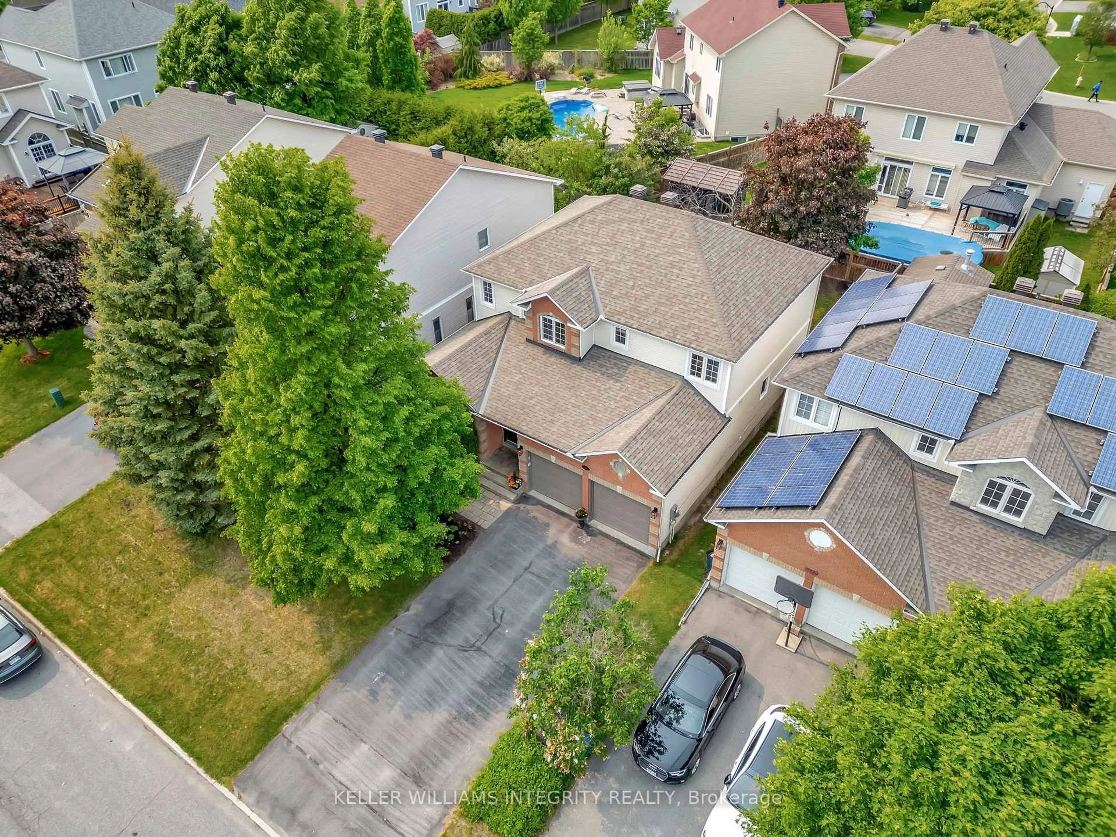 A pic from outside/outdoor area/front of a property/back of a property/a pic from drone, street for 36 Kittiwake Dr, Stittsville Ontario K2S 1Z5