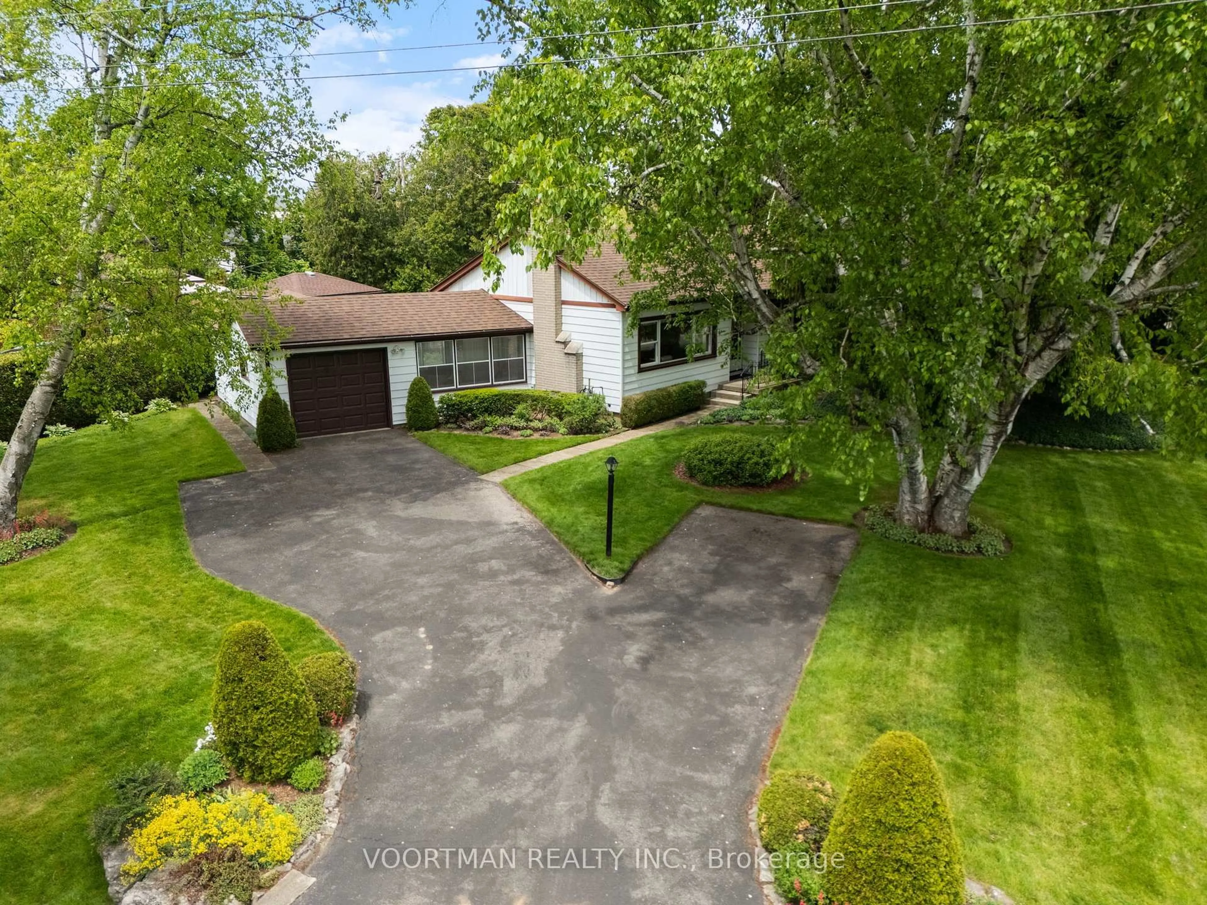 A pic from outside/outdoor area/front of a property/back of a property/a pic from drone, street for 12 Carrington Crt, Hamilton Ontario L9A 4N6