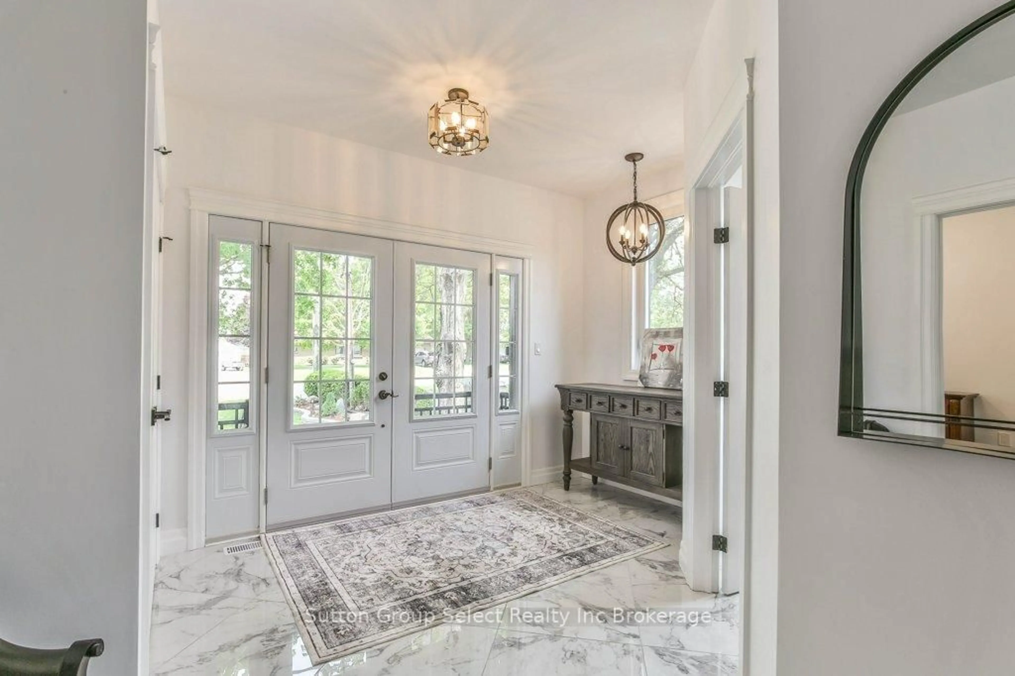 Indoor entryway for 230 King St, Ingersoll Ontario N5C 1H3