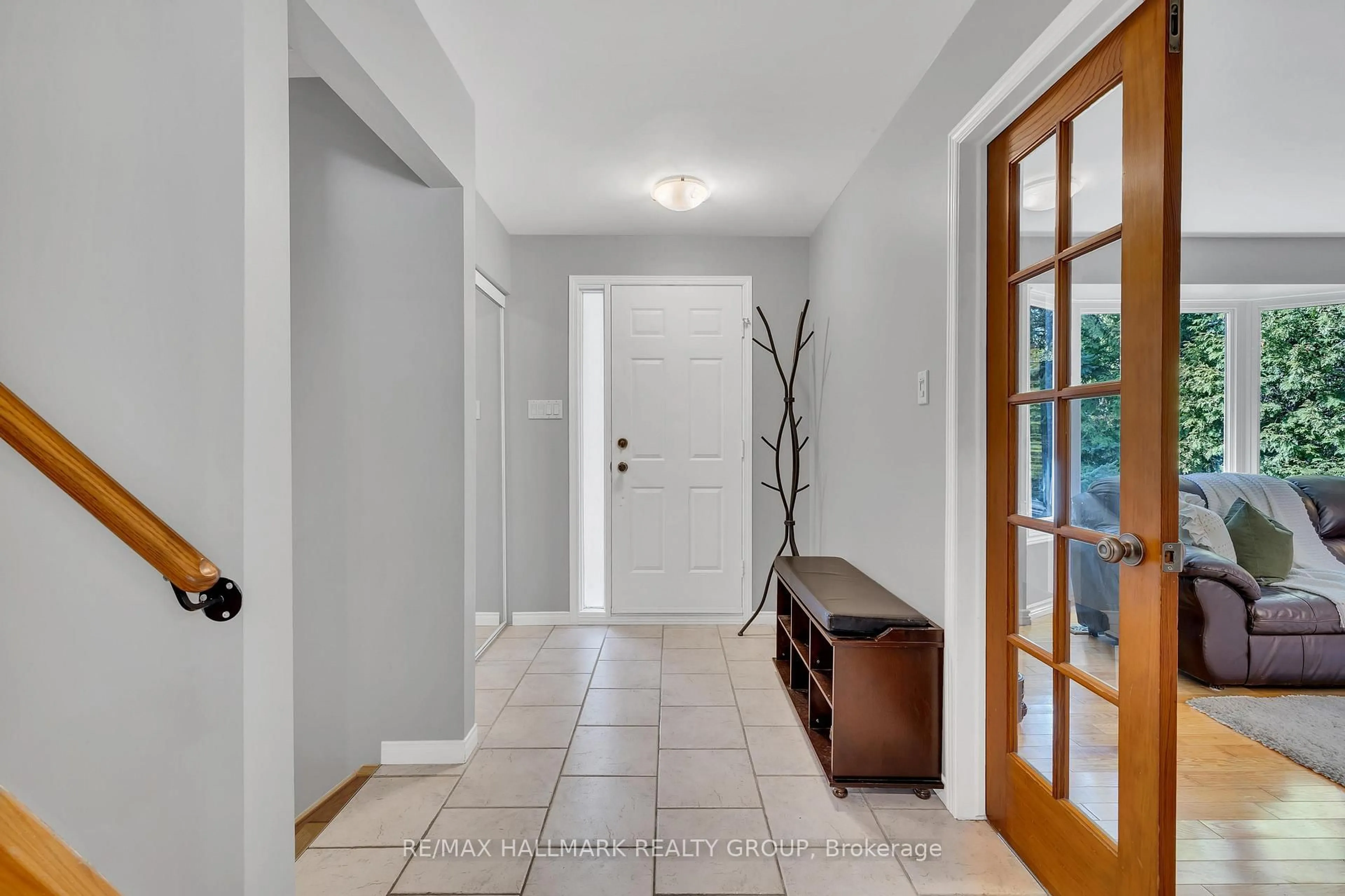 Indoor entryway for 215 Des Bois Dr, Russell Ontario K4R 1C4
