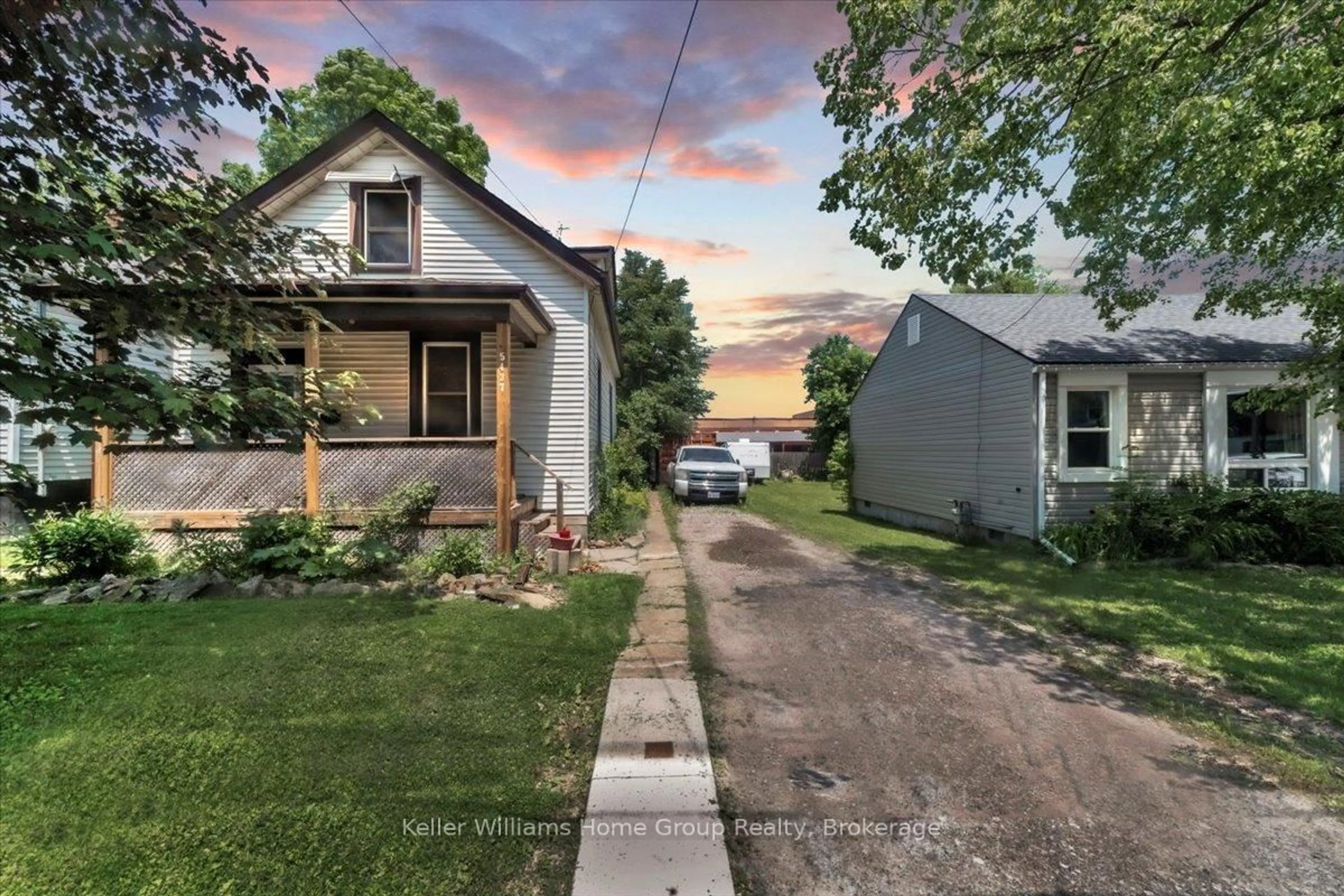 A pic from outside/outdoor area/front of a property/back of a property/a pic from drone, street for 5437 Hamilton St, Niagara Falls Ontario L2E 2W5