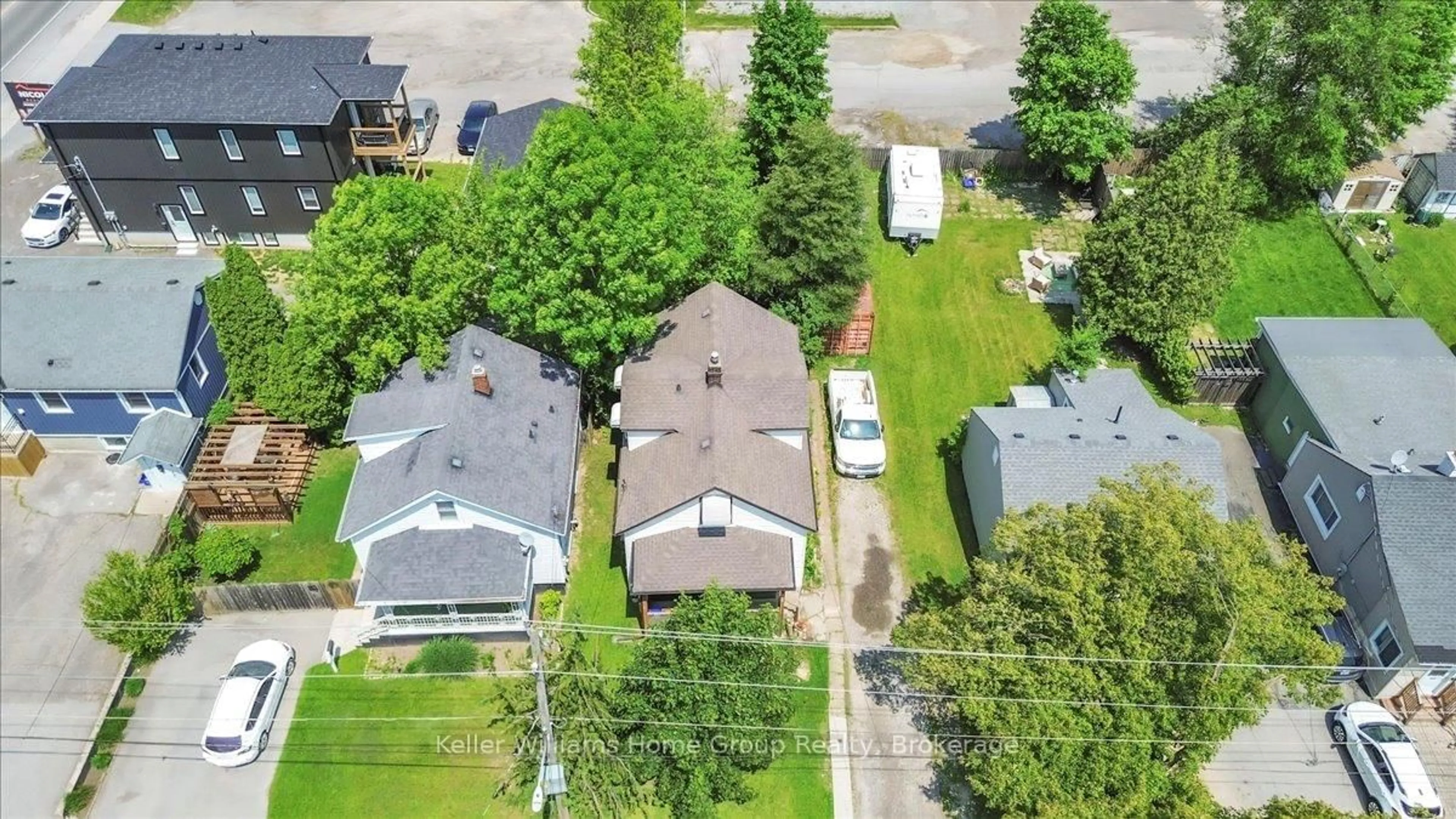 A pic from outside/outdoor area/front of a property/back of a property/a pic from drone, street for 5437 Hamilton St, Niagara Falls Ontario L2E 2W5