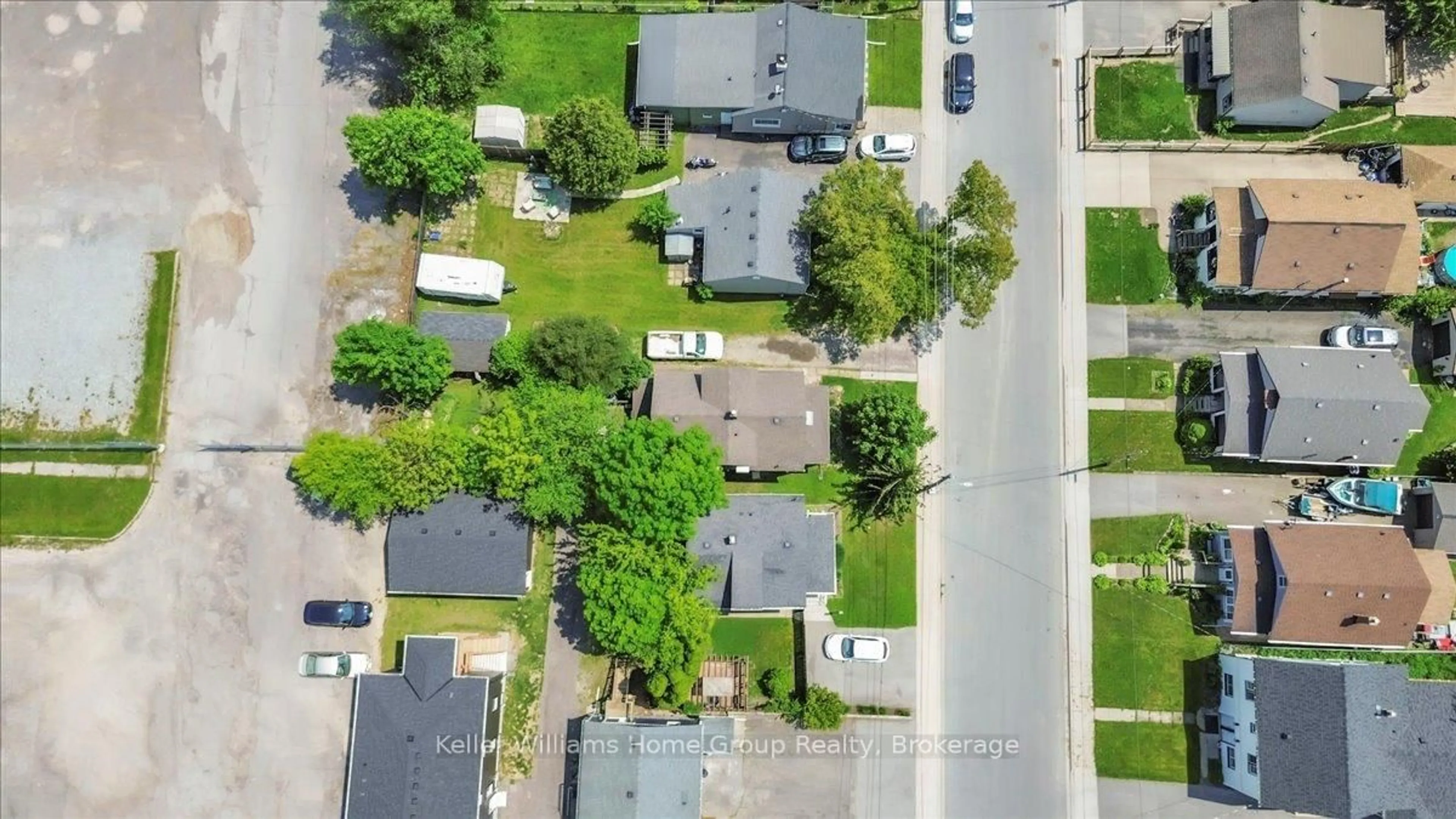 A pic from outside/outdoor area/front of a property/back of a property/a pic from drone, street for 5437 Hamilton St, Niagara Falls Ontario L2E 2W5