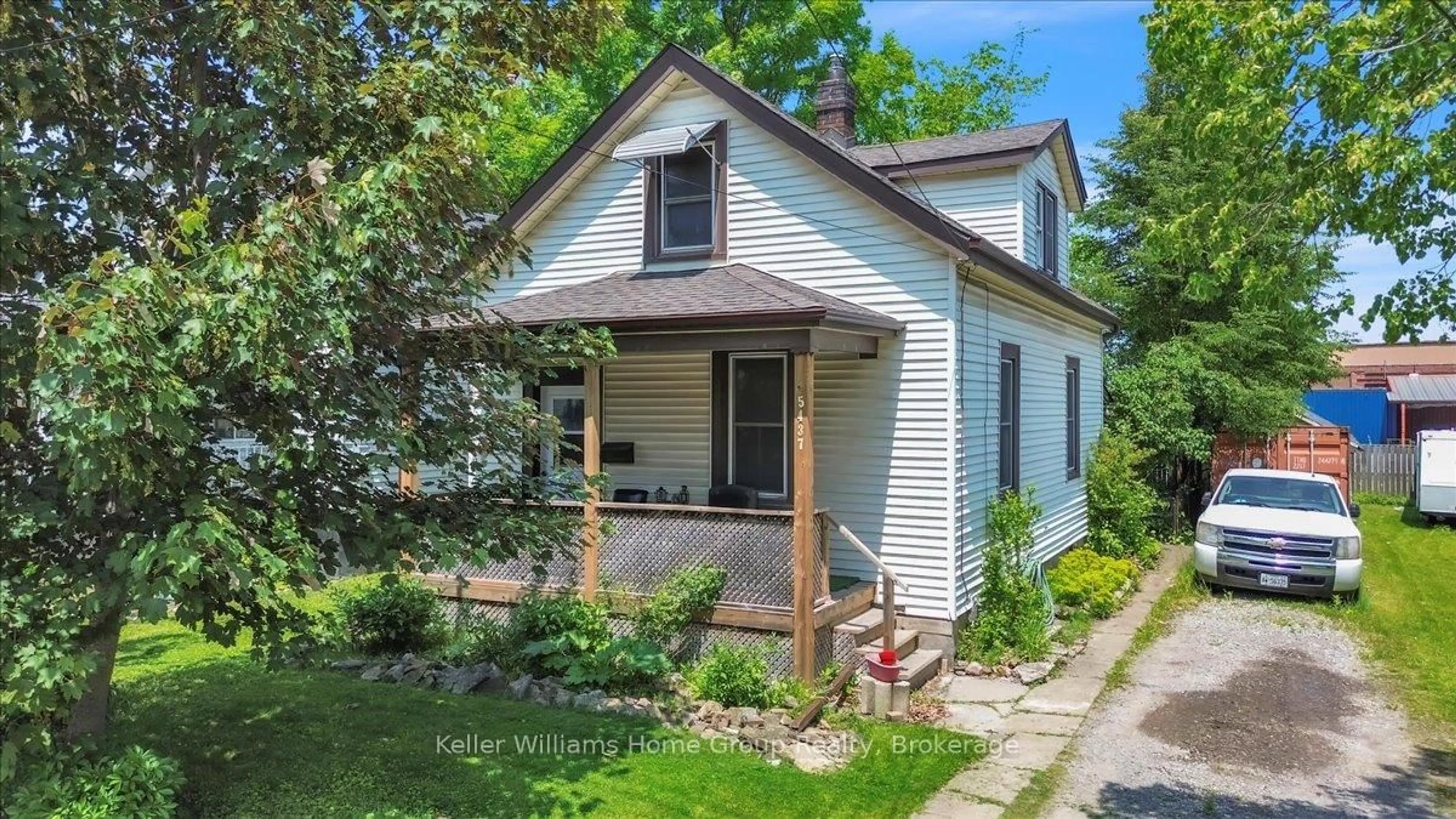 Home with vinyl exterior material, street for 5437 Hamilton St, Niagara Falls Ontario L2E 2W5