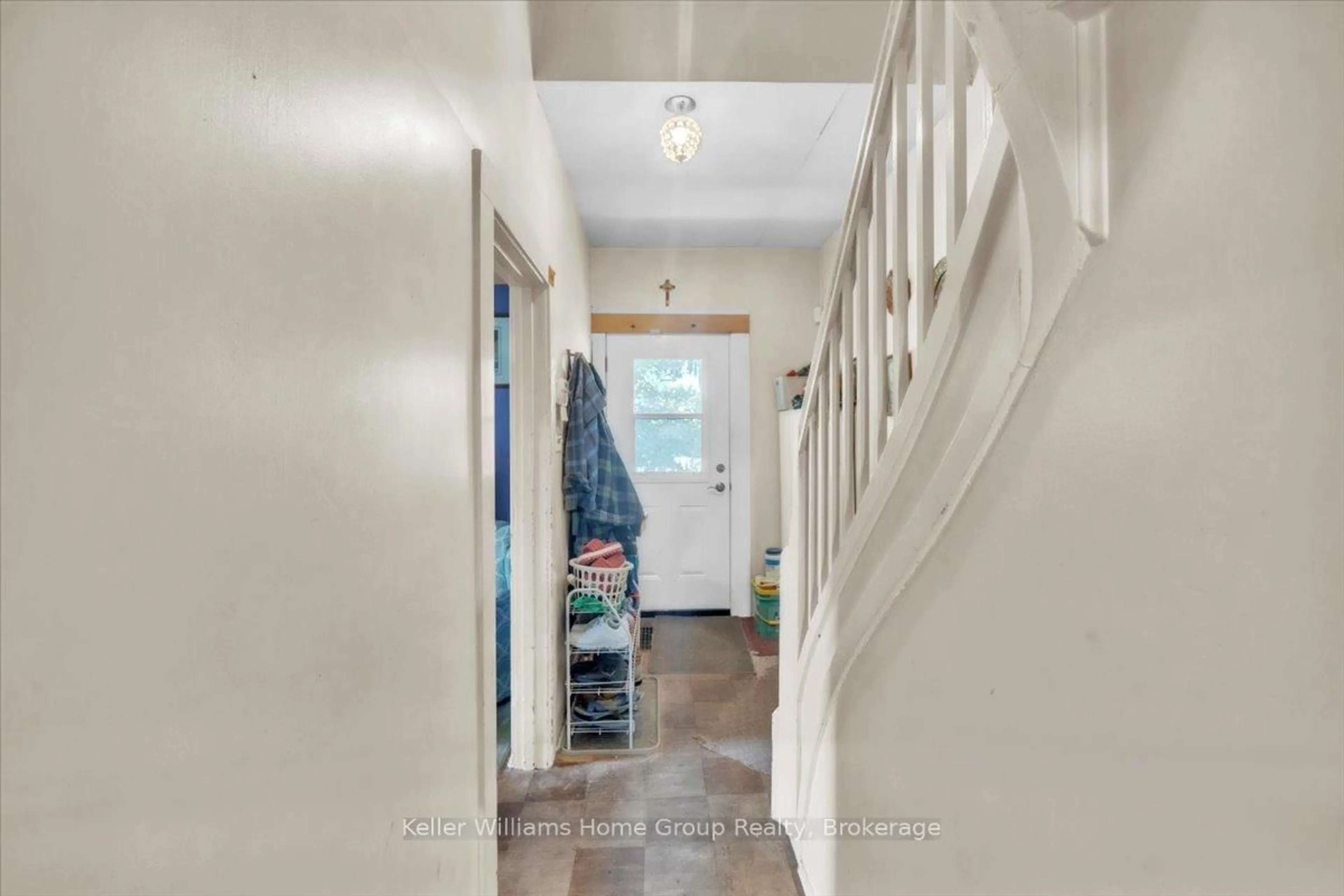 Indoor entryway for 5437 Hamilton St, Niagara Falls Ontario L2E 2W5