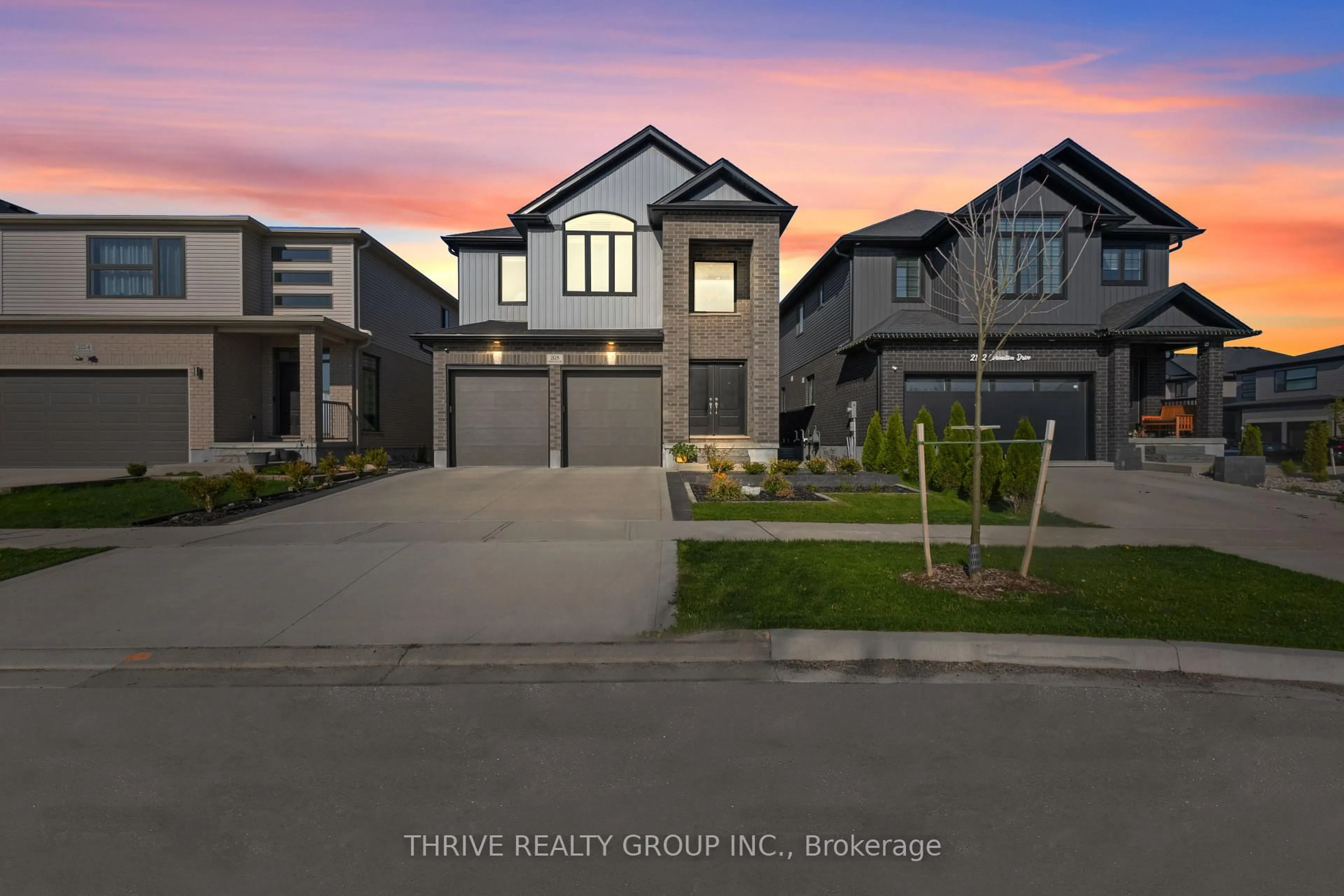 A pic from outside/outdoor area/front of a property/back of a property/a pic from drone, street for 2128 Coronation Dr, London North Ontario N6G 0A7