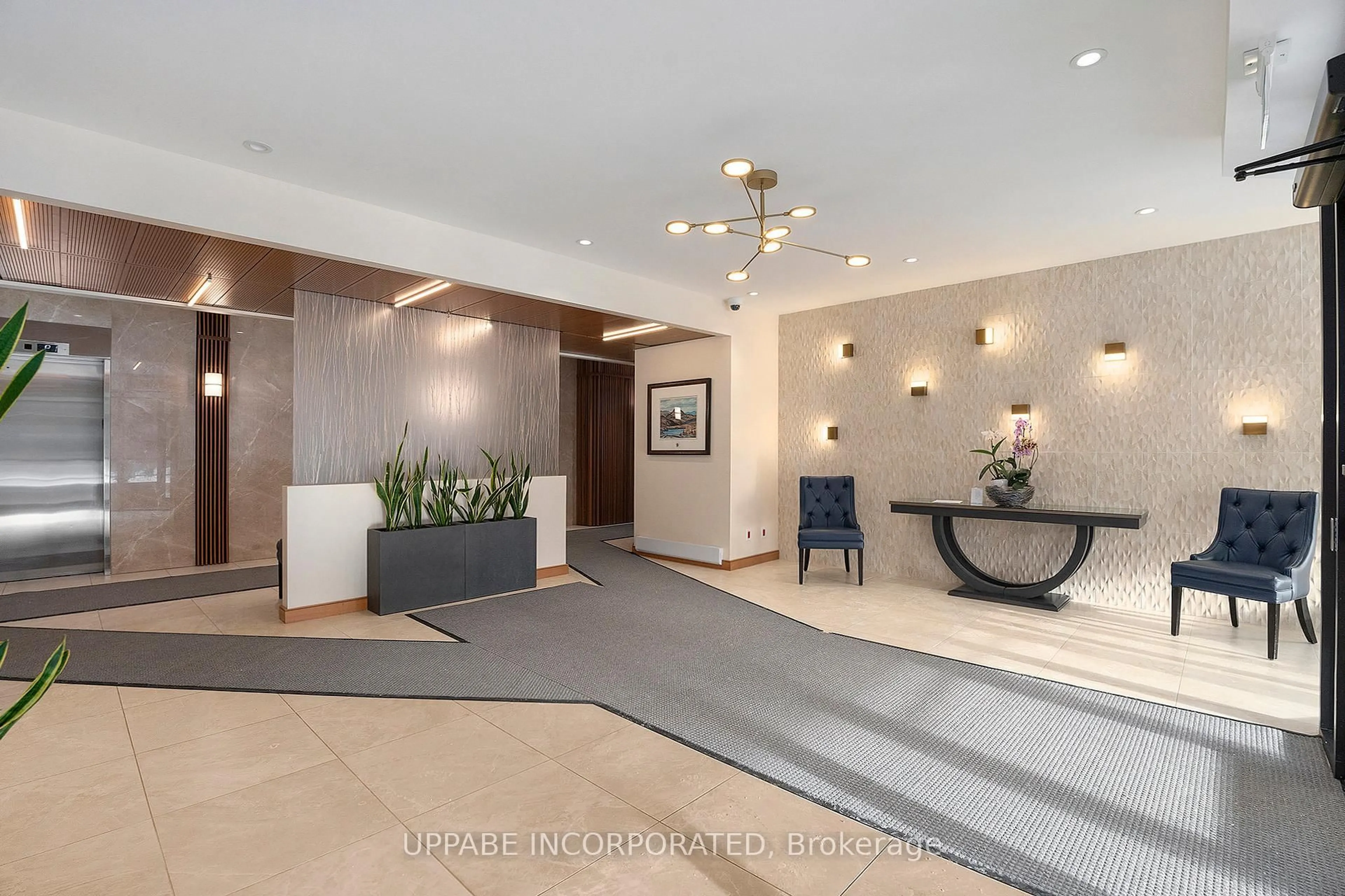 Indoor foyer for 1500 Riverside Dr #202, Ottawa Ontario K1G 4J4