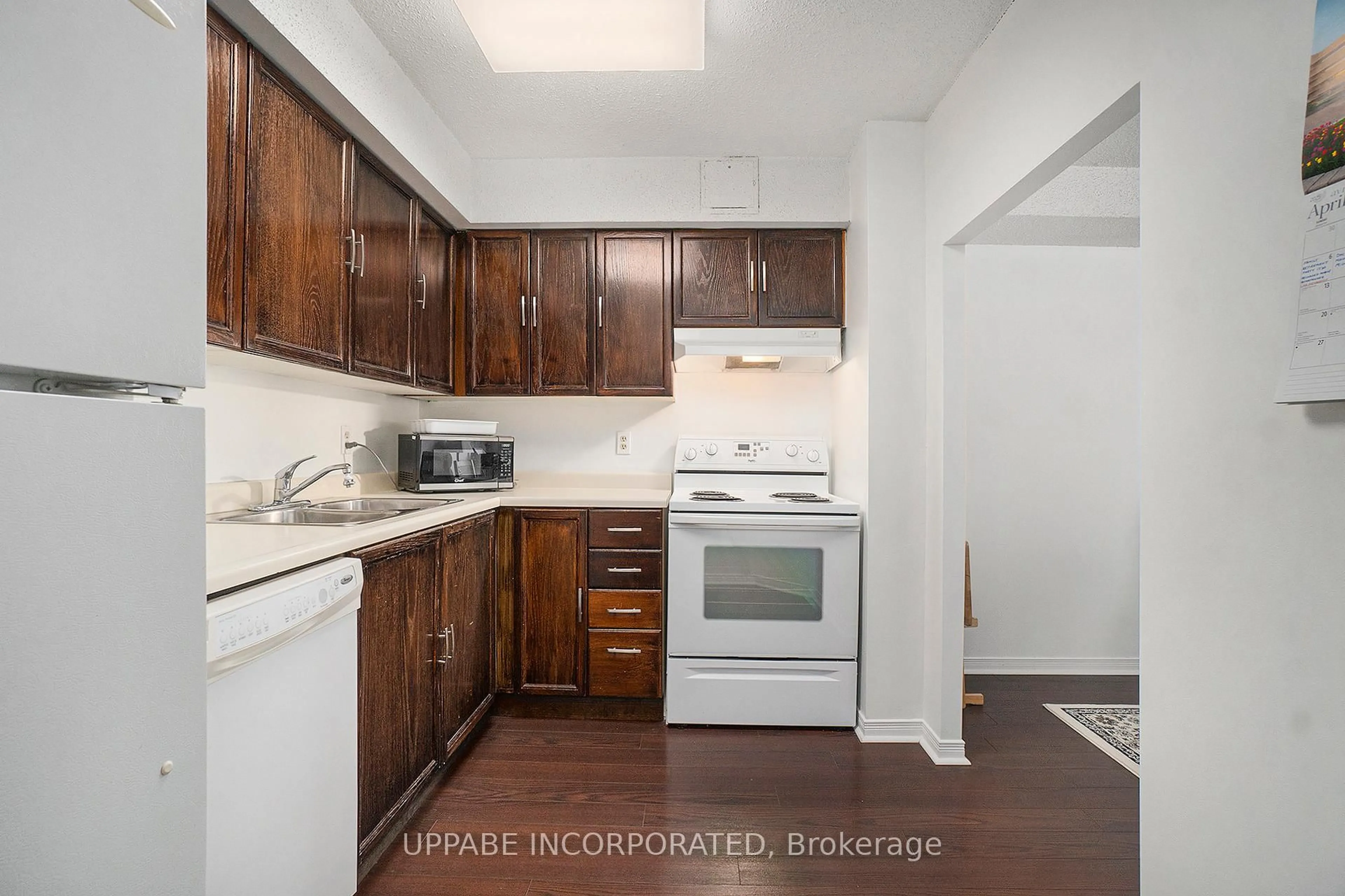 Standard kitchen, wood/laminate floor for 1500 Riverside Dr #202, Ottawa Ontario K1G 4J4