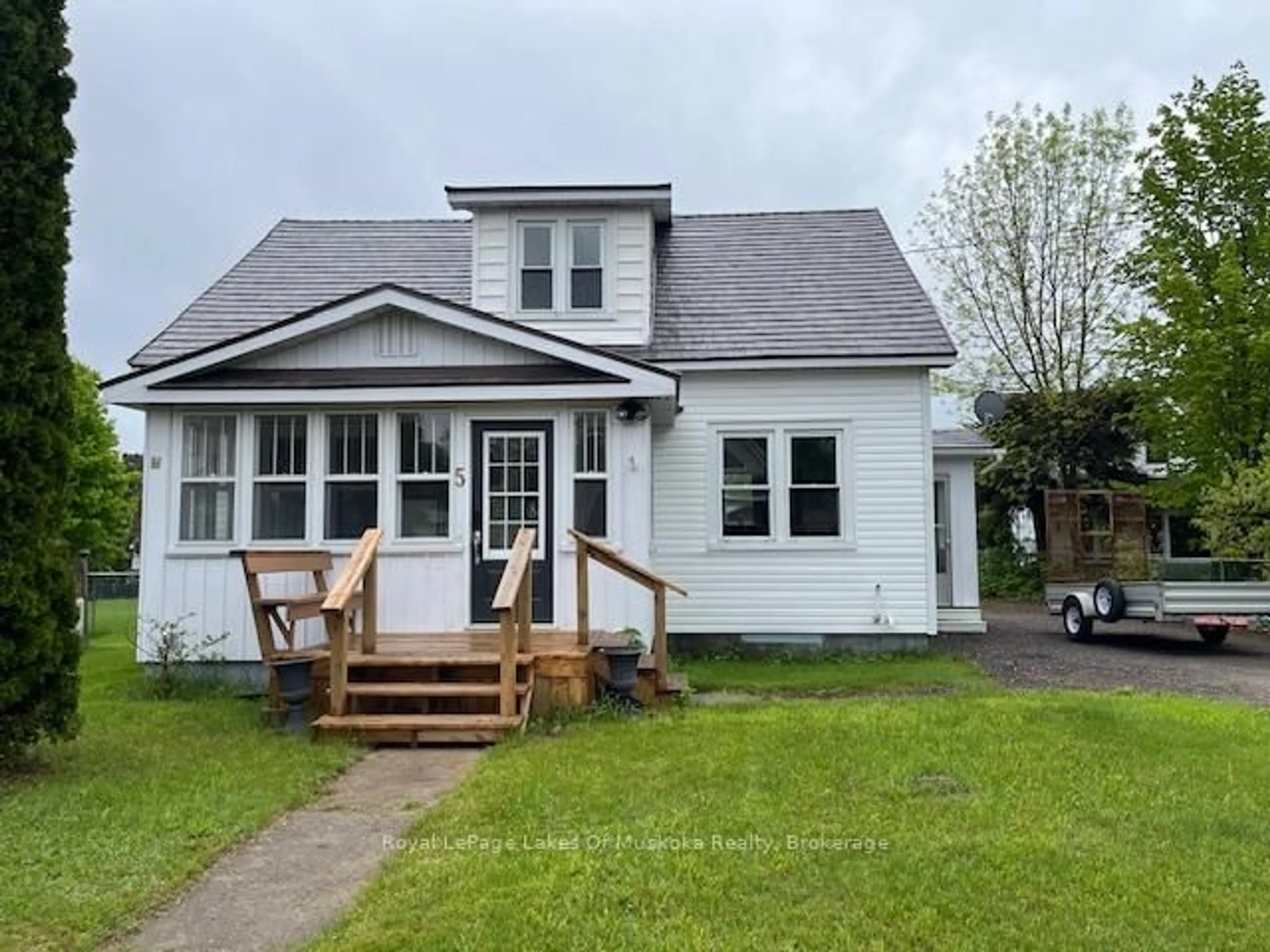 Home with vinyl exterior material, street for 5 Main St, Sundridge Ontario P0A 1Z0