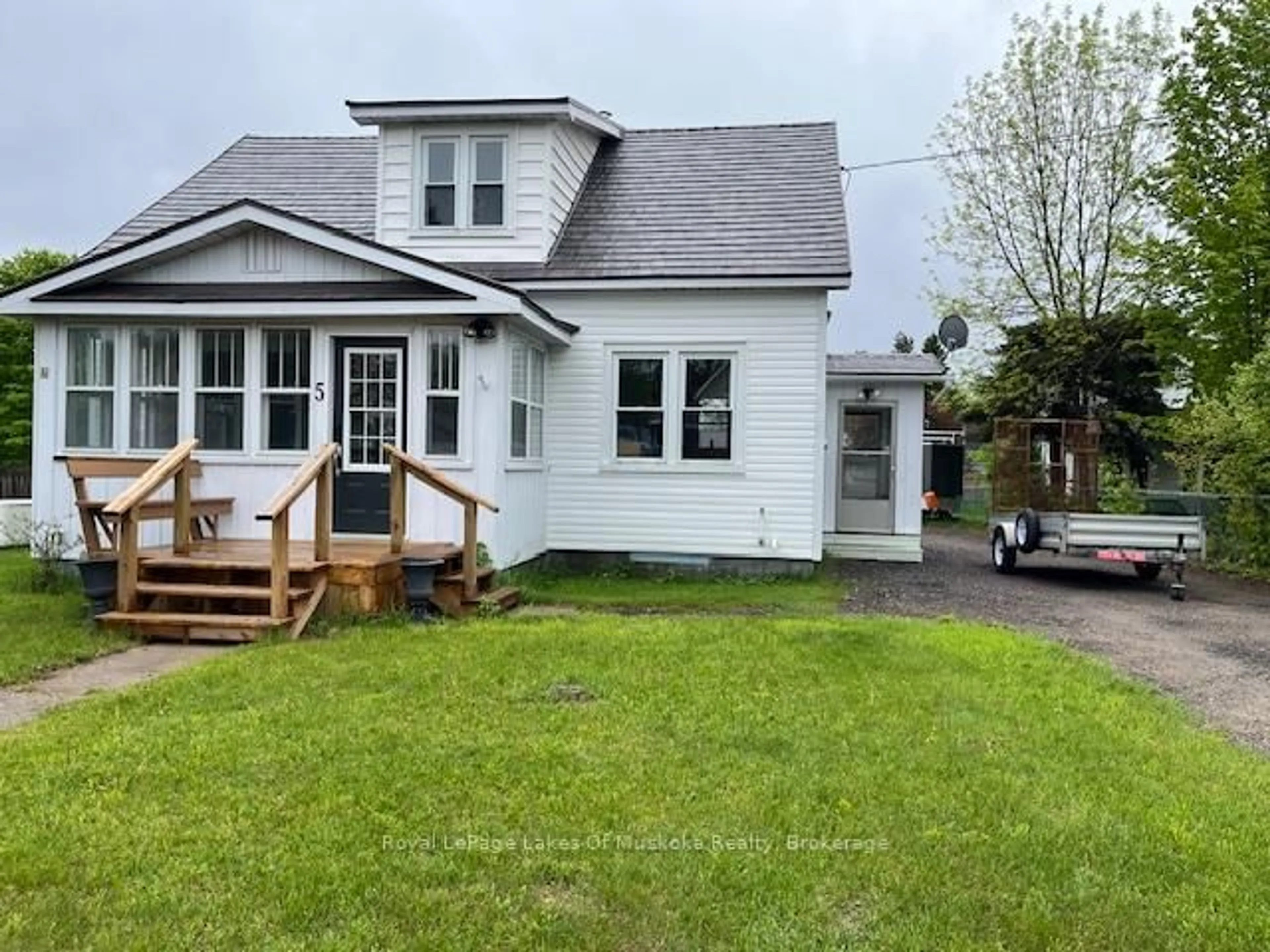 Home with vinyl exterior material, street for 5 Main St, Sundridge Ontario P0A 1Z0