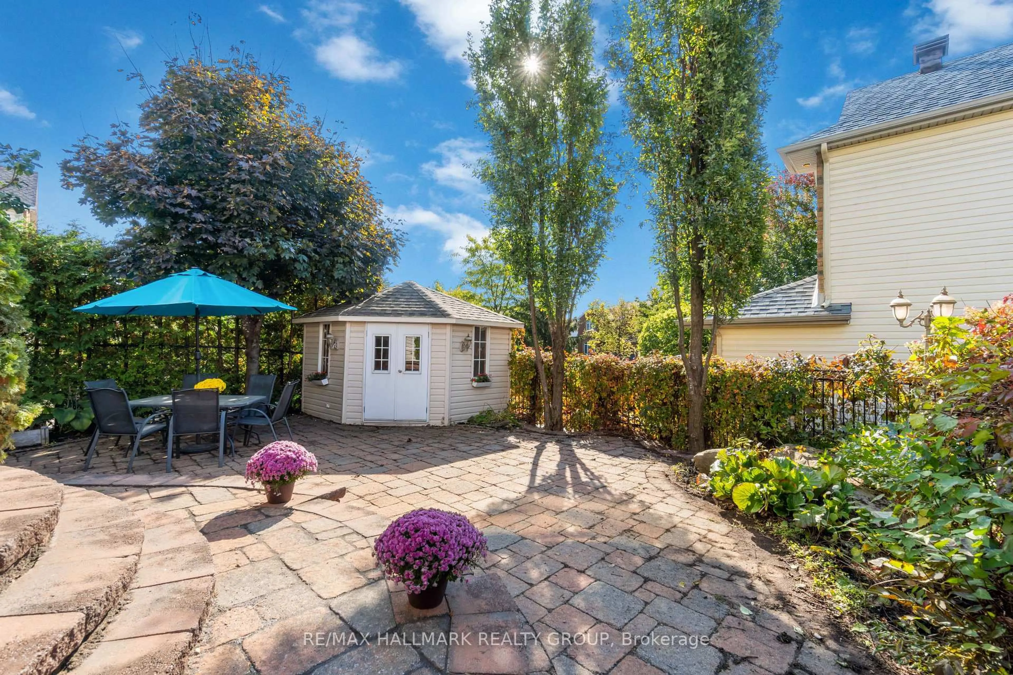 Patio, street for 104 Meadowcroft Cres, Ottawa Ontario K1J 1H1