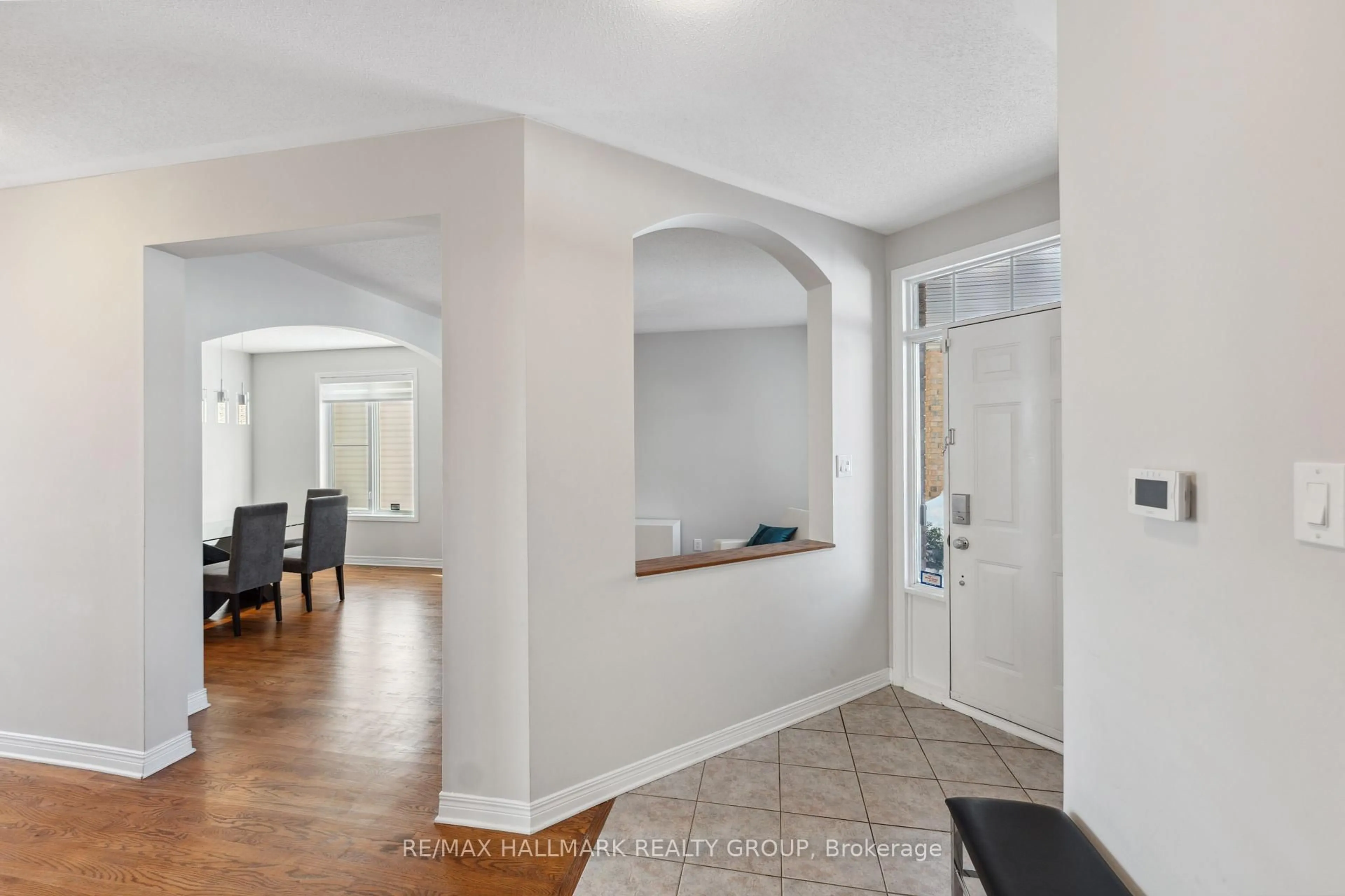 Indoor entryway for 104 Meadowcroft Cres, Ottawa Ontario K1J 1H1