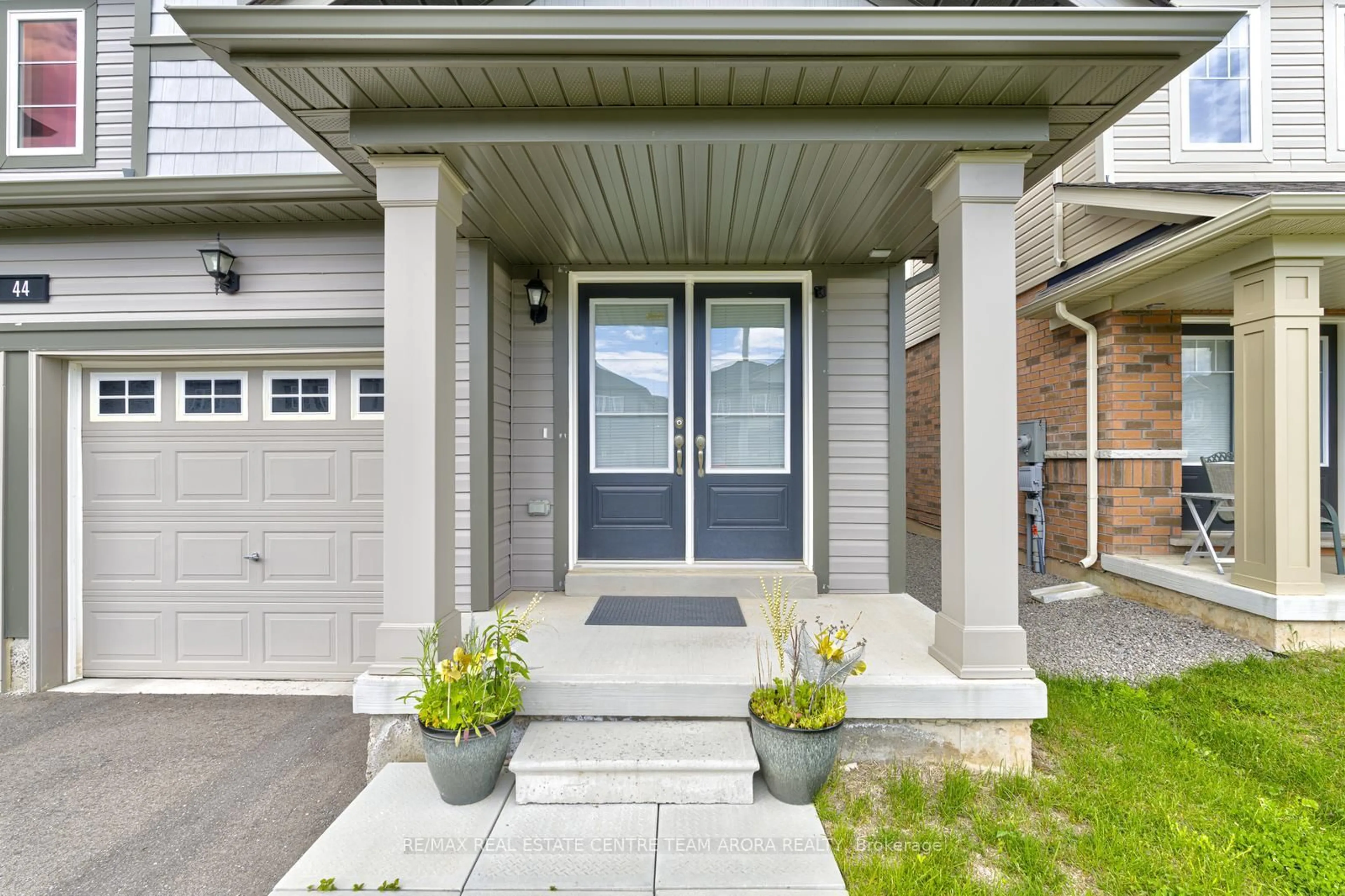 Indoor entryway for 44 Cottonwood Cres, Welland Ontario L3B 0J4