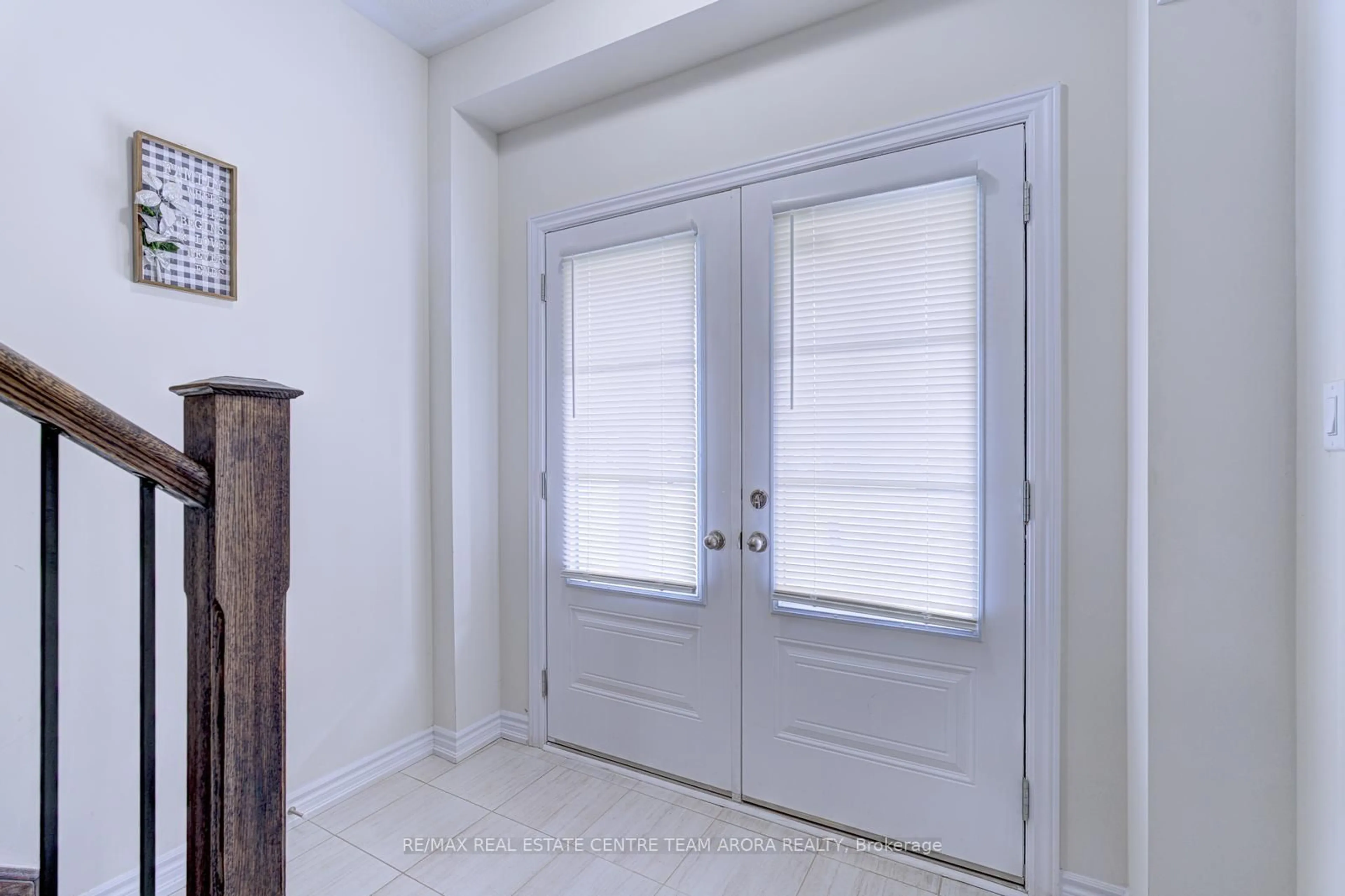 Indoor entryway for 44 Cottonwood Cres, Welland Ontario L3B 0J4