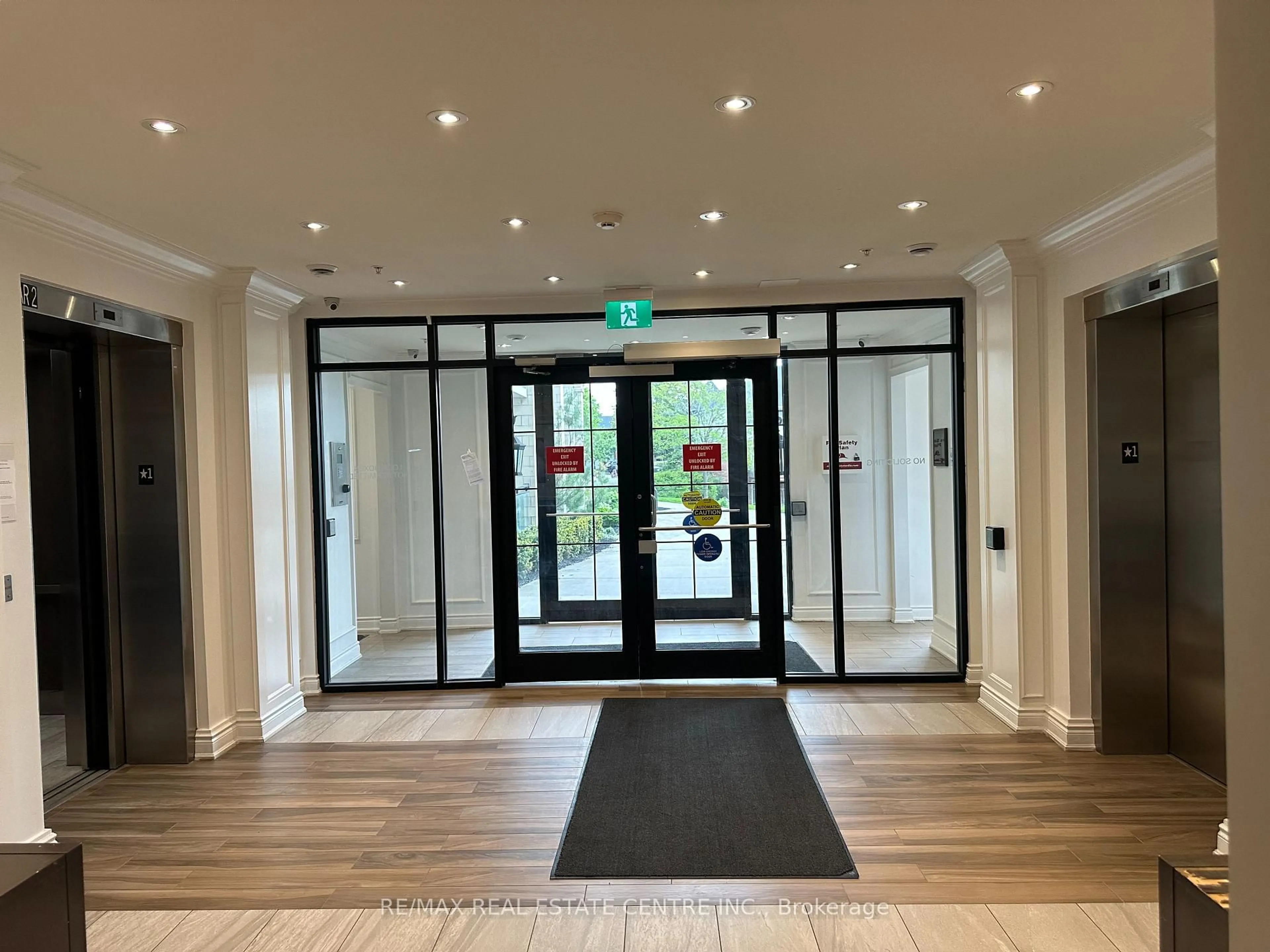 Indoor foyer for 1077 Gordon St #118, Guelph Ontario N1G 0E3