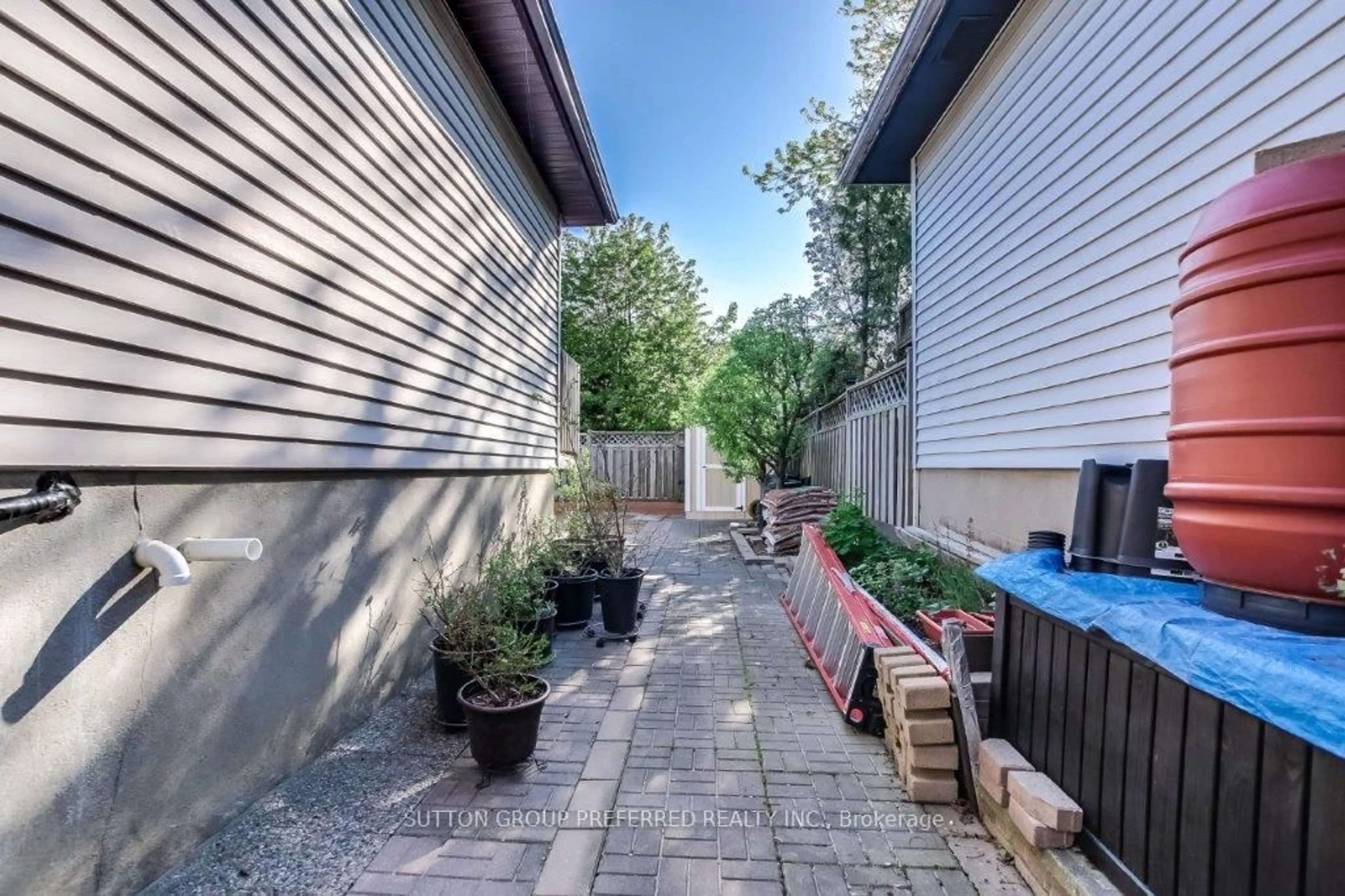 Patio, street for 139 Olympic Cres, London North Ontario N6G 3P4