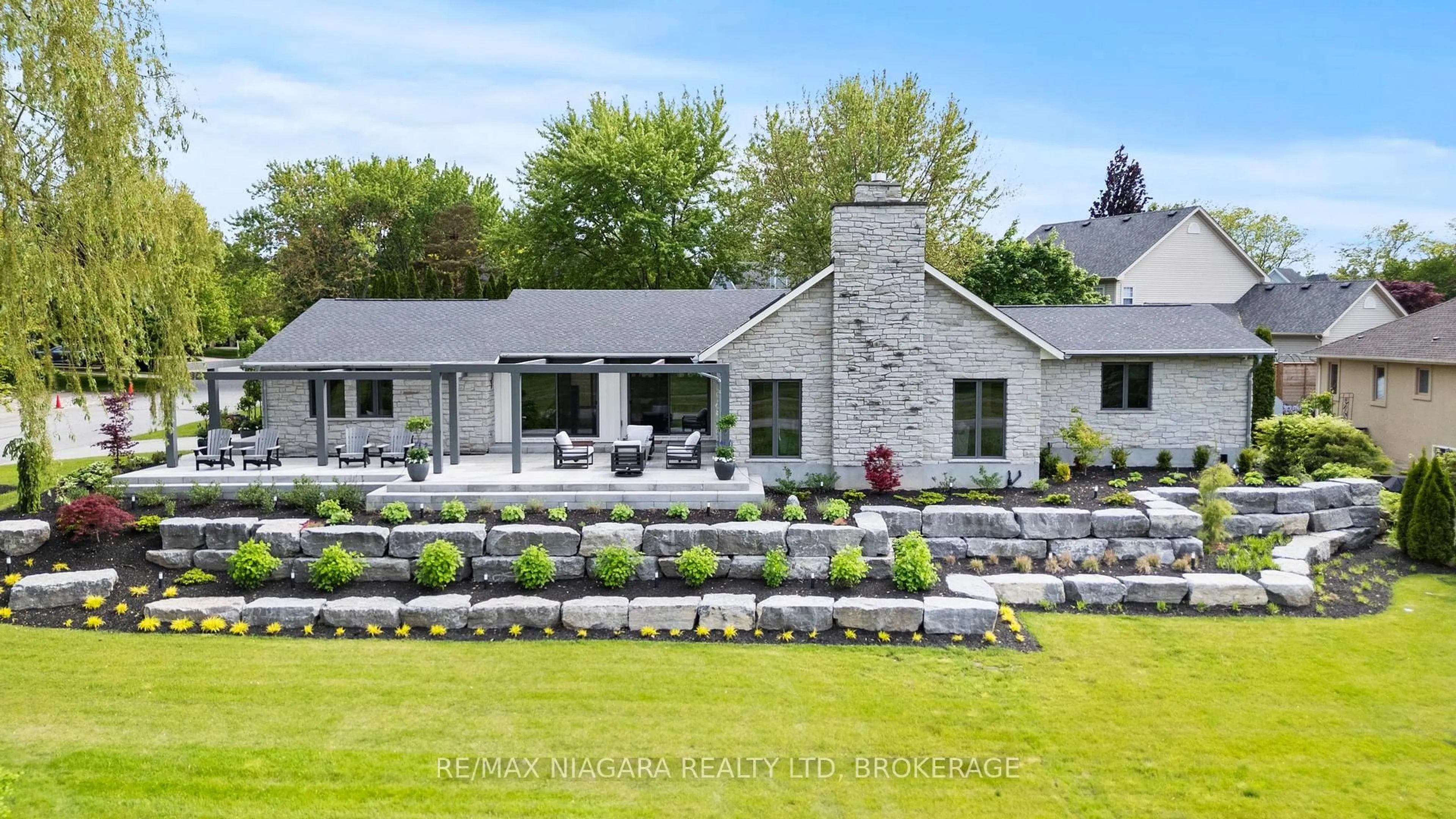 Home with brick exterior material, unknown for 33 PARK Crt, Niagara-on-the-Lake Ontario L0S 1J0