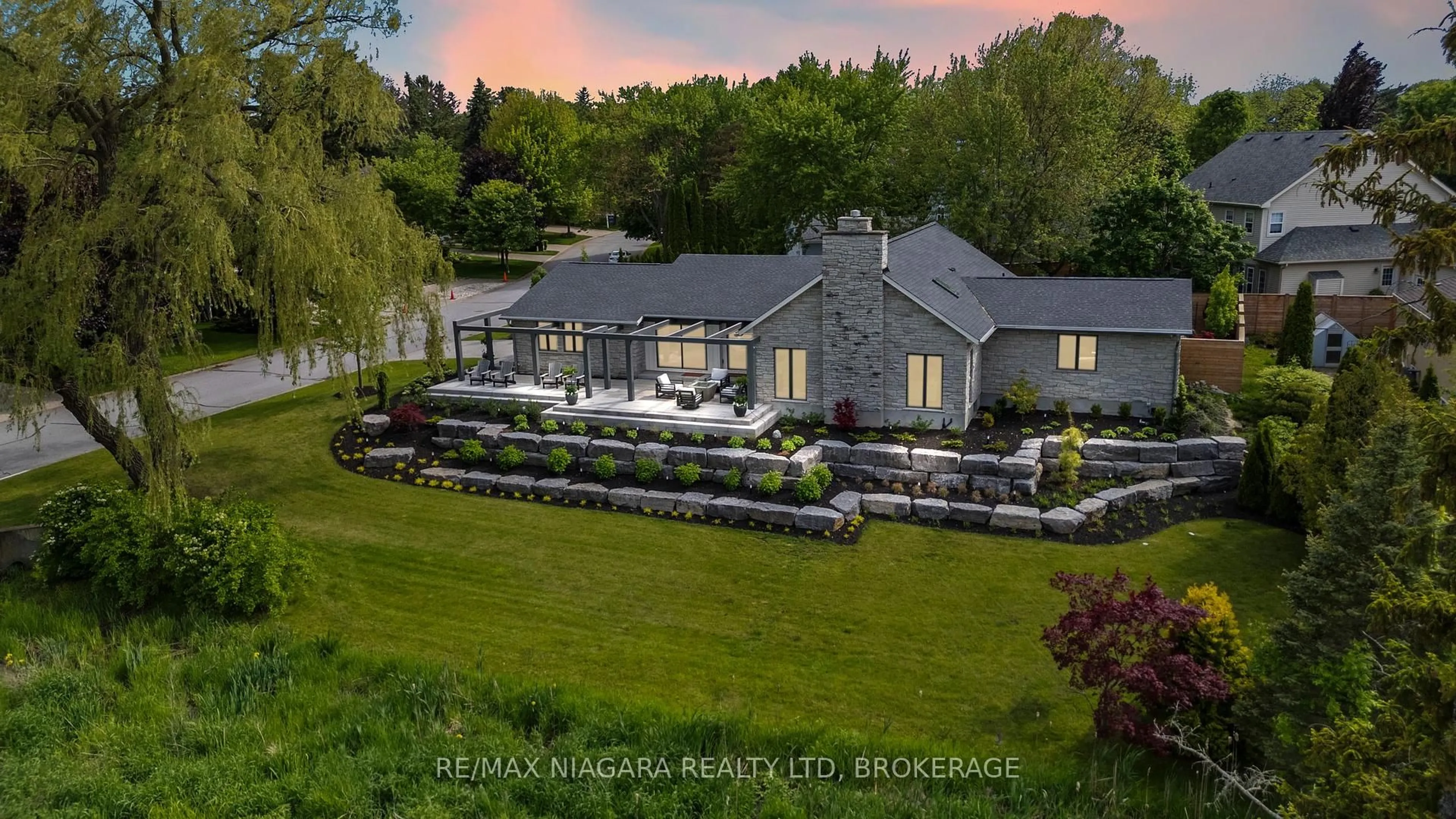 A pic from outside/outdoor area/front of a property/back of a property/a pic from drone, unknown for 33 PARK Crt, Niagara-on-the-Lake Ontario L0S 1J0