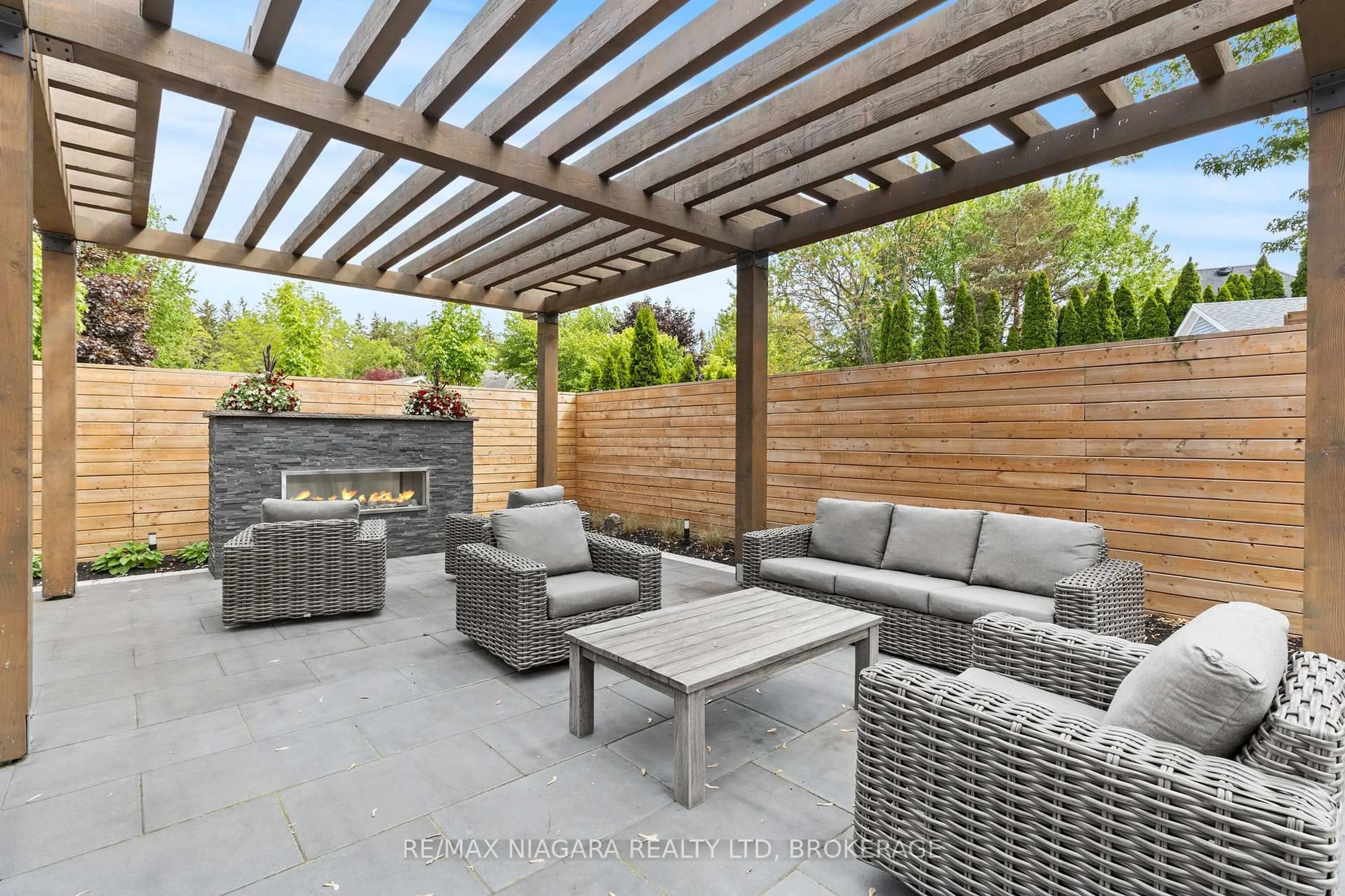 Patio, street for 33 PARK Crt, Niagara-on-the-Lake Ontario L0S 1J0