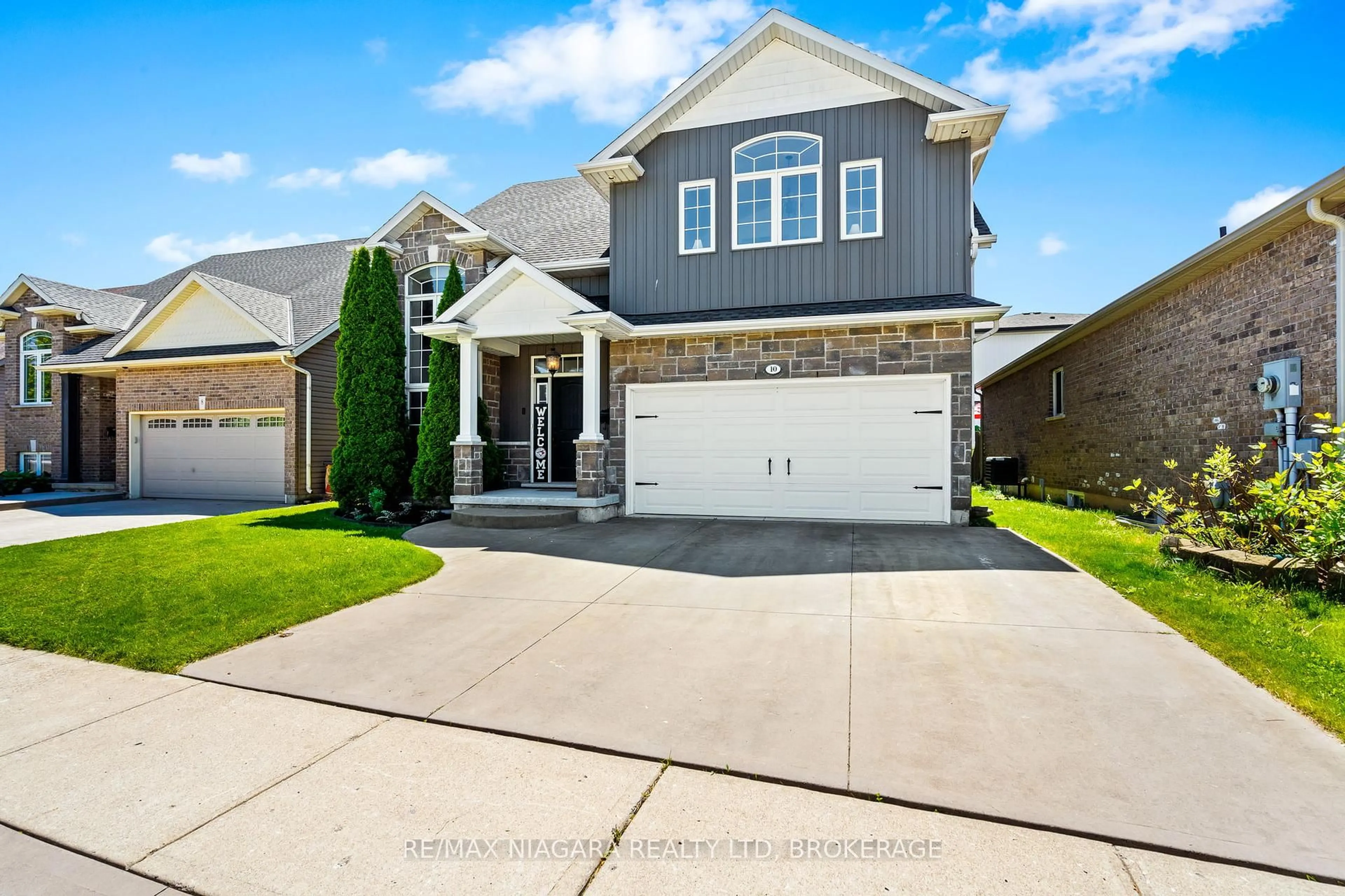 Home with vinyl exterior material, street for 10 Corbin St, St. Catharines Ontario L2P 0C3