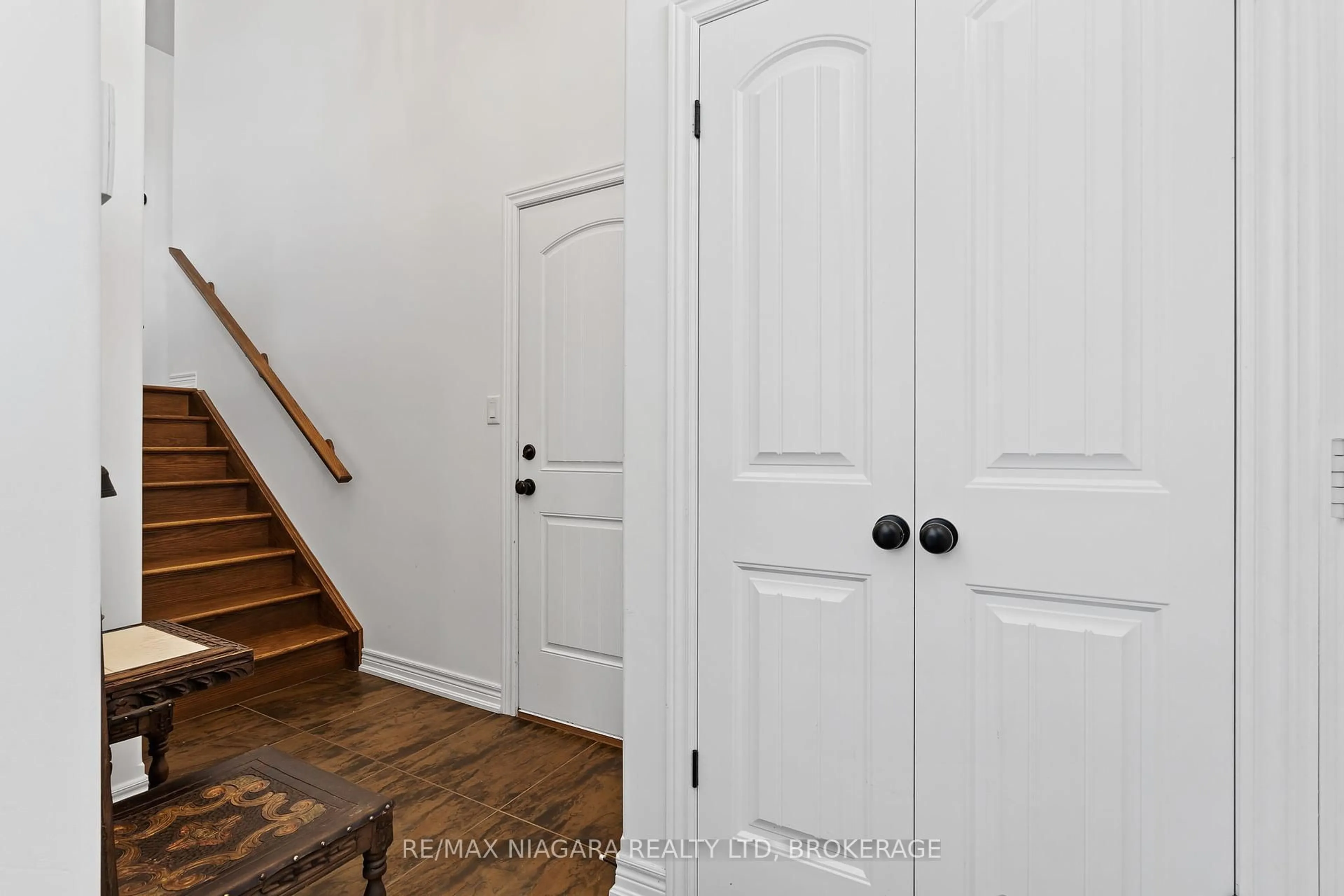Indoor entryway for 10 Corbin St, St. Catharines Ontario L2P 0C3