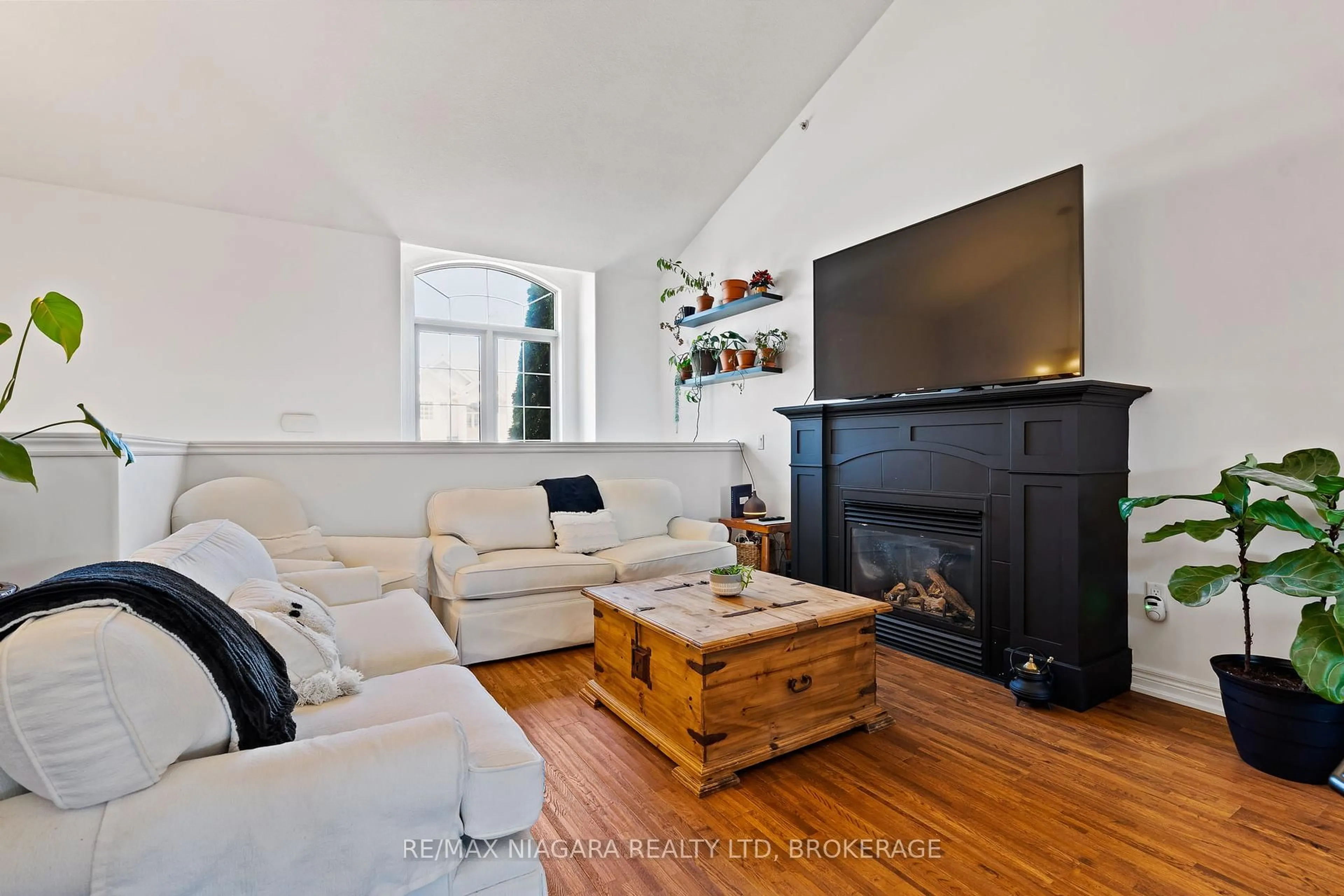 Living room with furniture, wood/laminate floor for 10 Corbin St, St. Catharines Ontario L2P 0C3