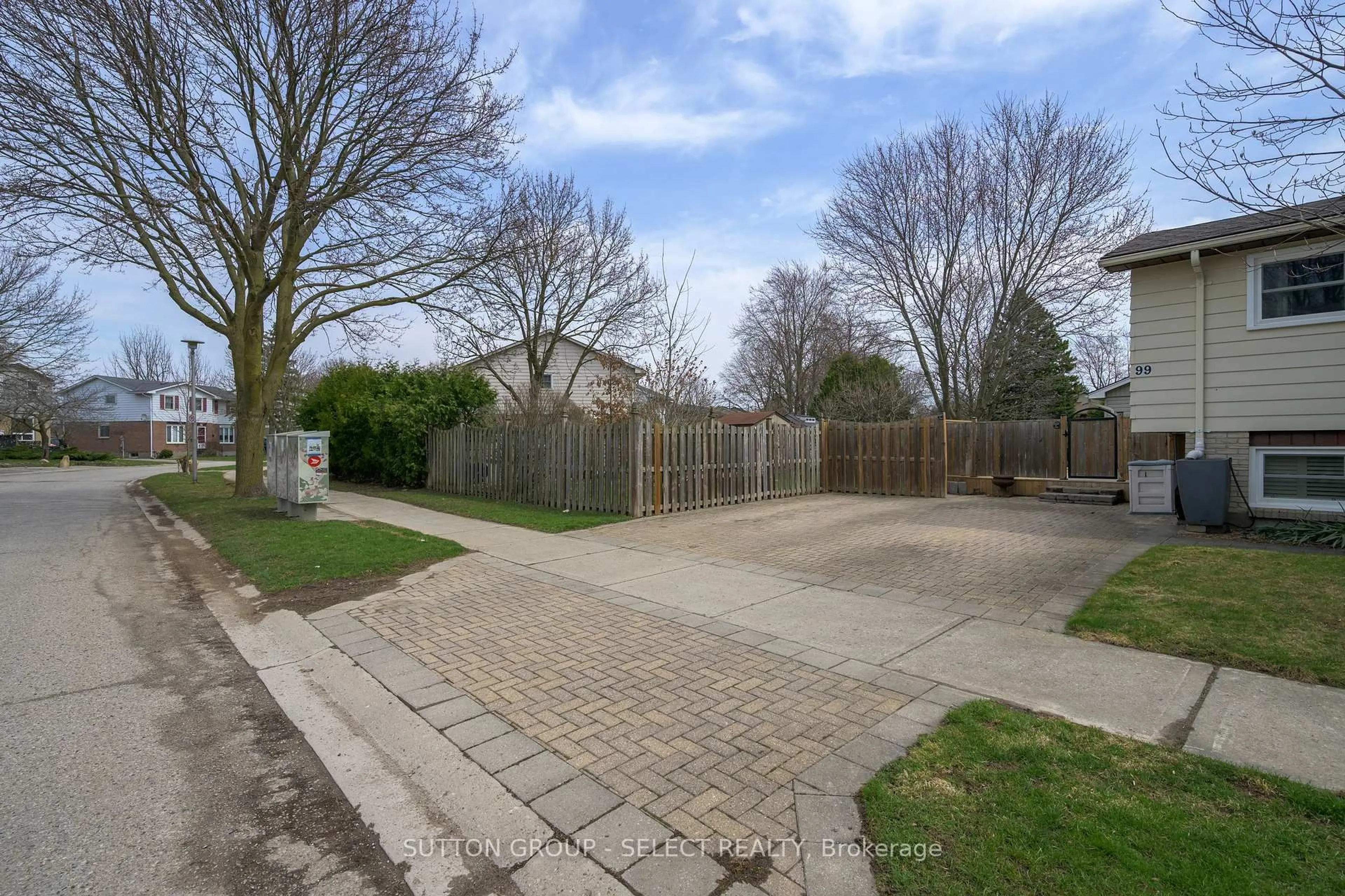 A pic from outside/outdoor area/front of a property/back of a property/a pic from drone, street for 99 Inverary Cres, London North Ontario N6G 3L7